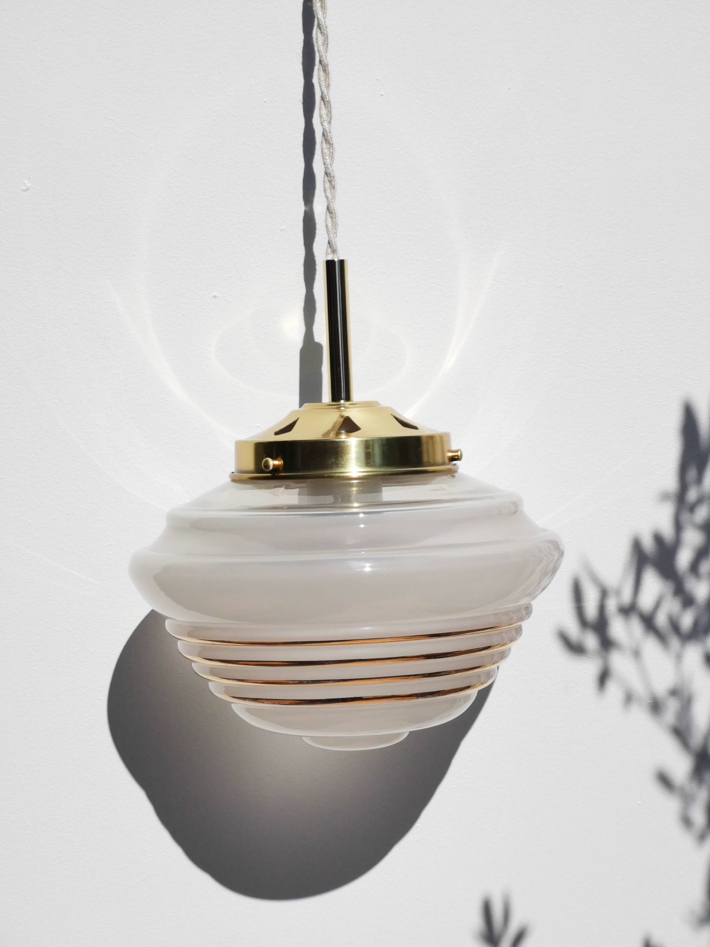 Suspension en verre moulé dépoli et liseré doré