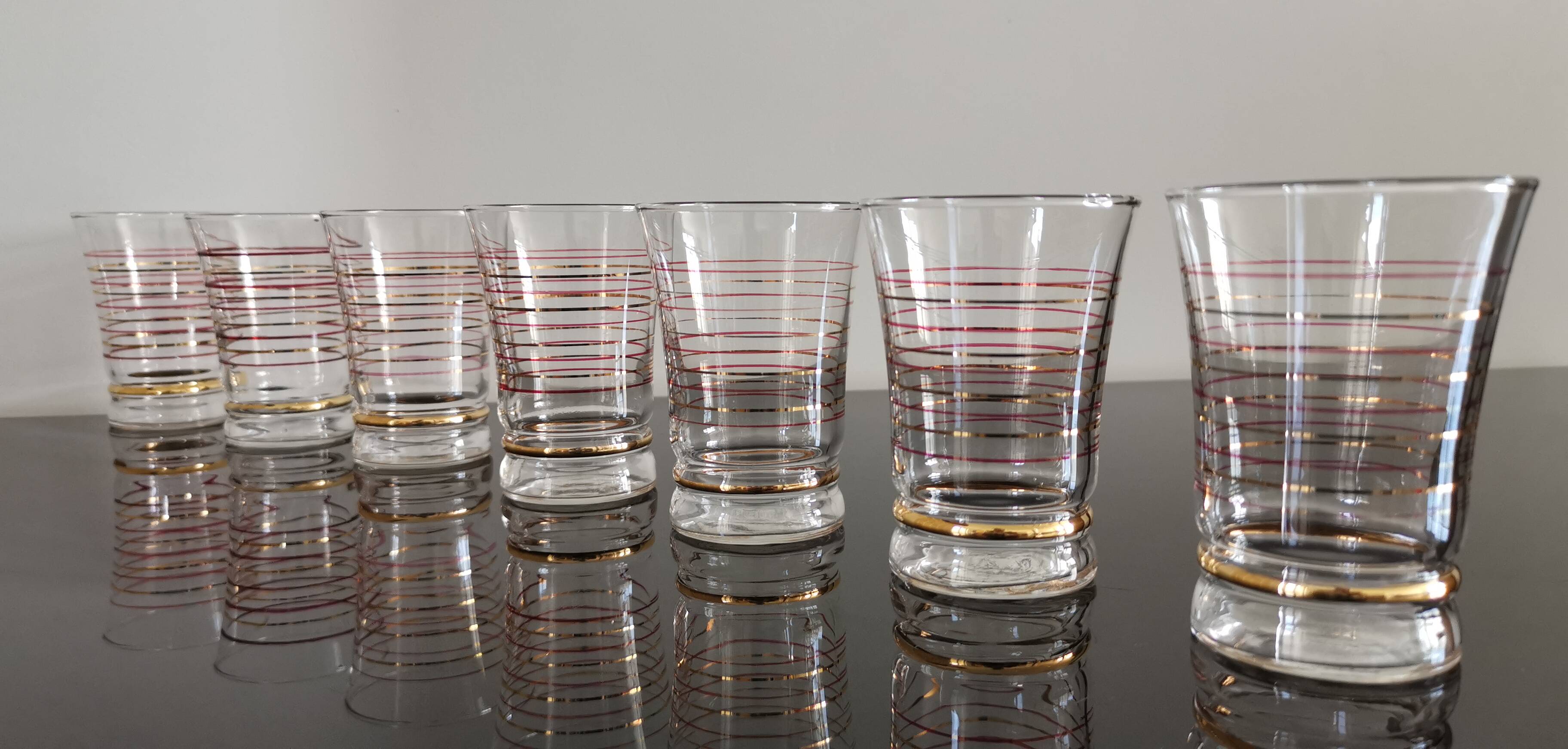 Set of 7 vintage glasses with gold and red edges from the 50s/60s