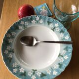 5 assiettes creuses Sarreguemines bord ondulé bleu fleurs blanches