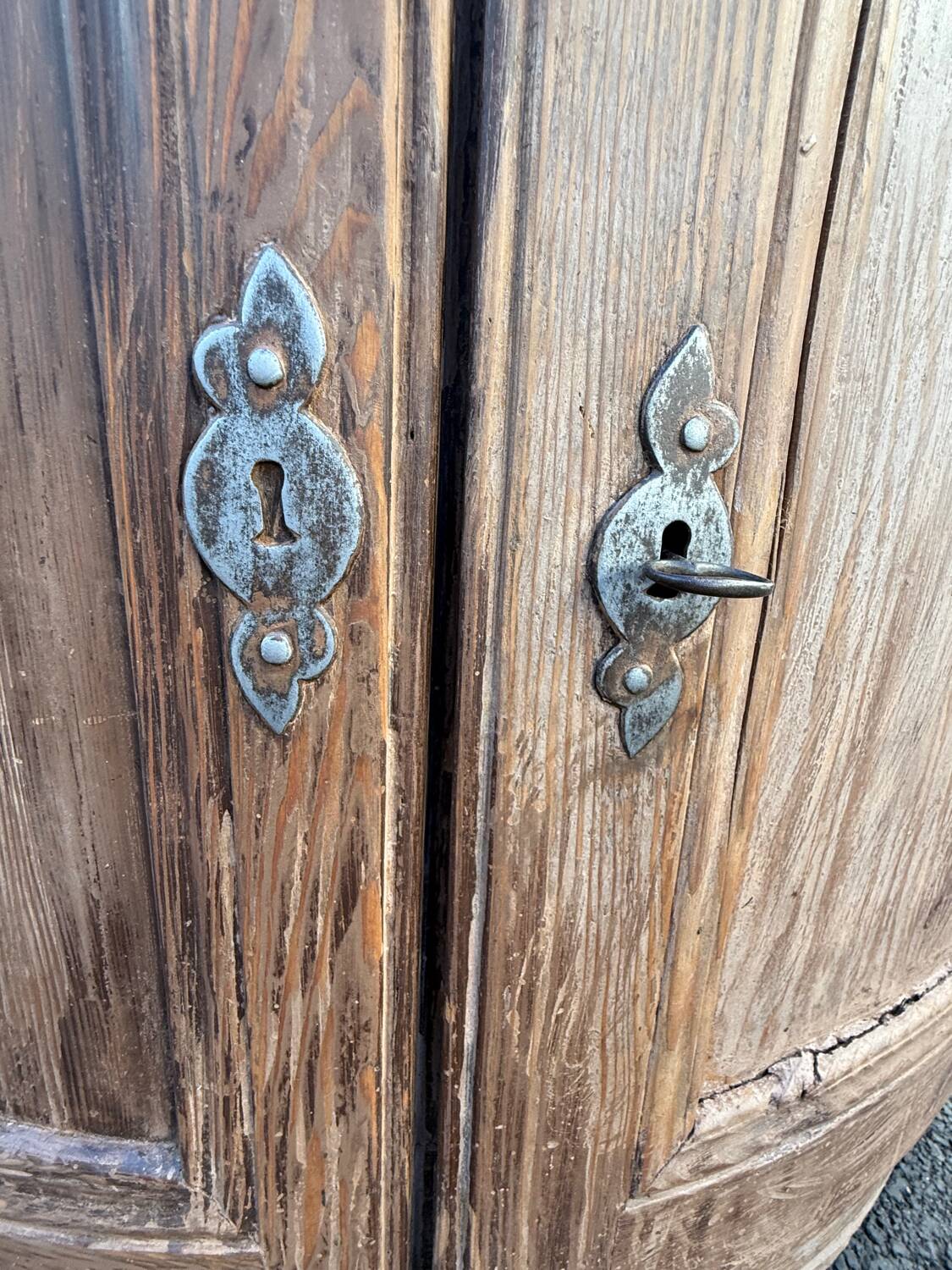 19th-century patinated pine corner buffet from England with shelves.