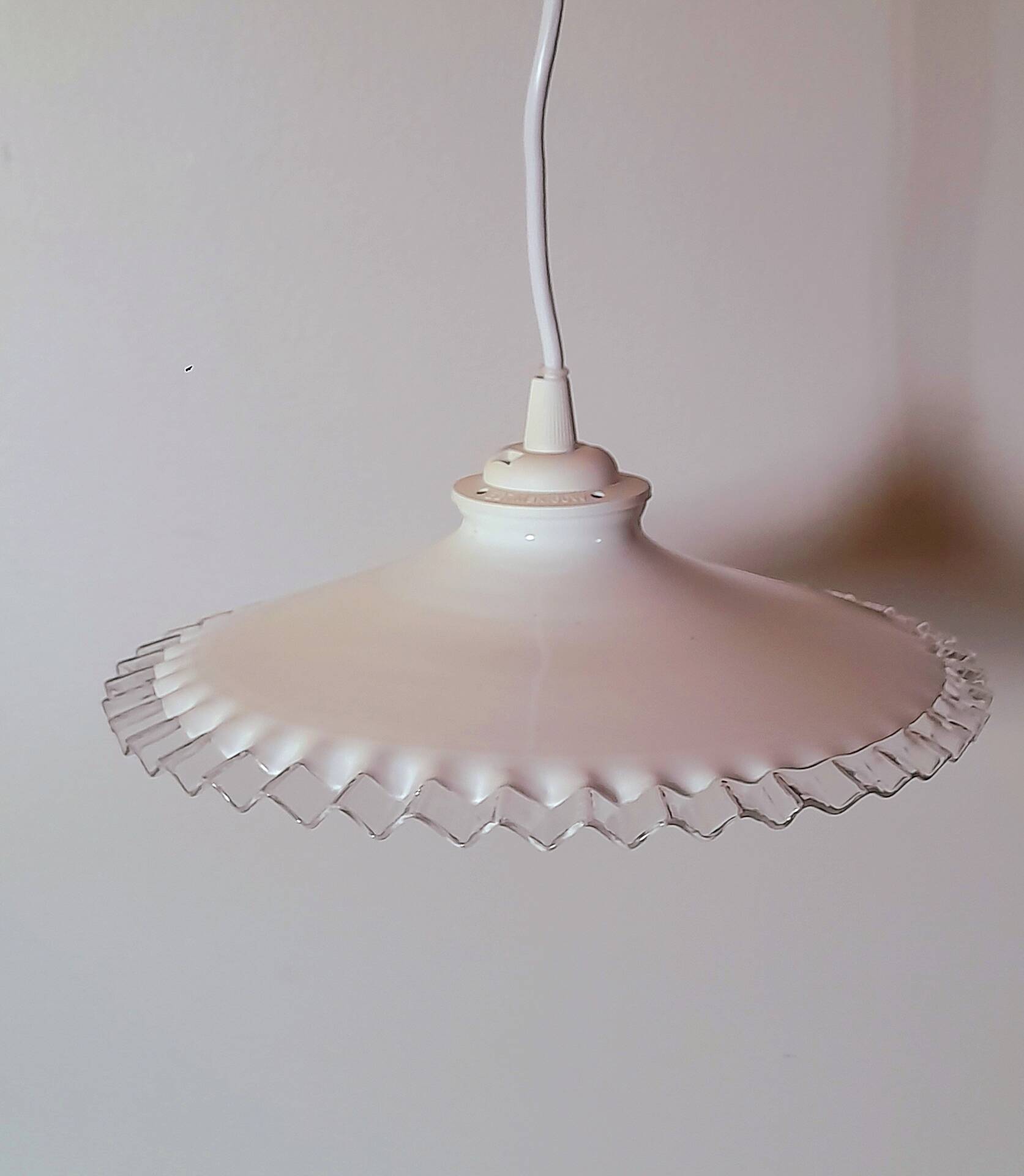 Suspension in pleated opaline