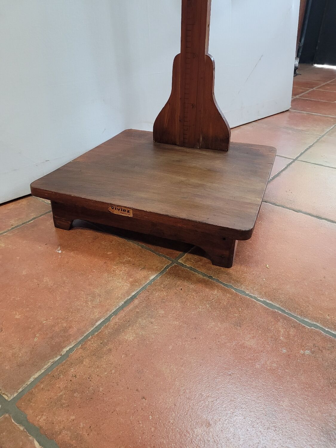 Toise de mesure ancienne en bois sur socle