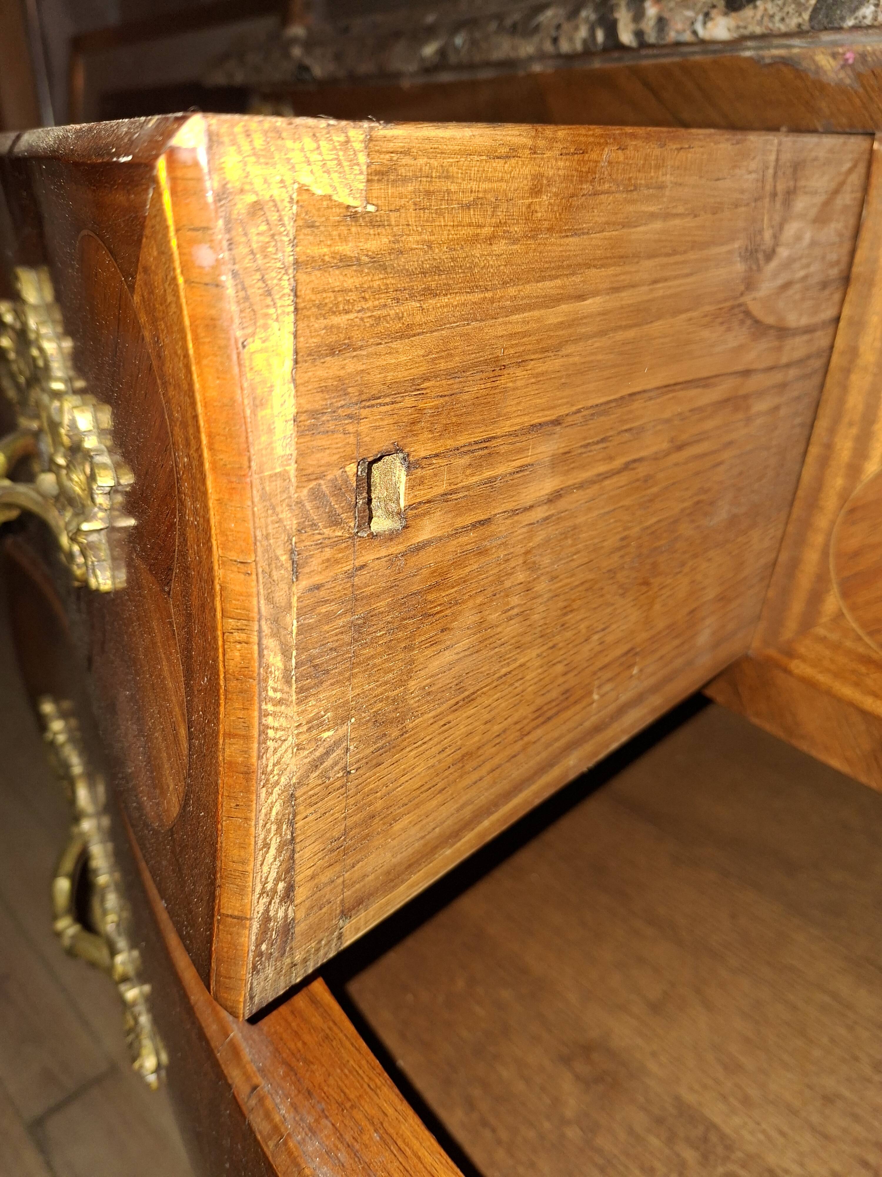 Commode sauteuse galbée de style Louis XV en marqueterie et bronzes dorés (