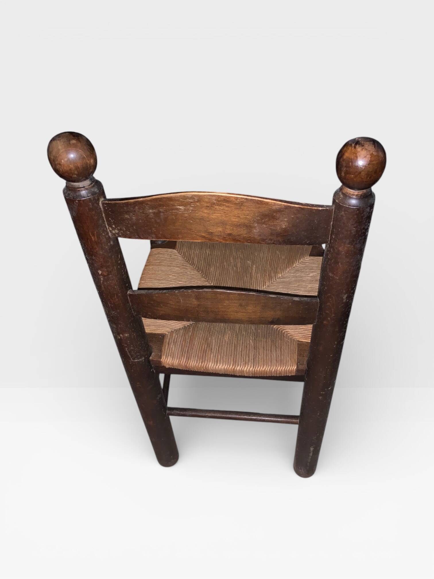 Vintage chair with a crafted backrest – Straw seat – Brocante decoration