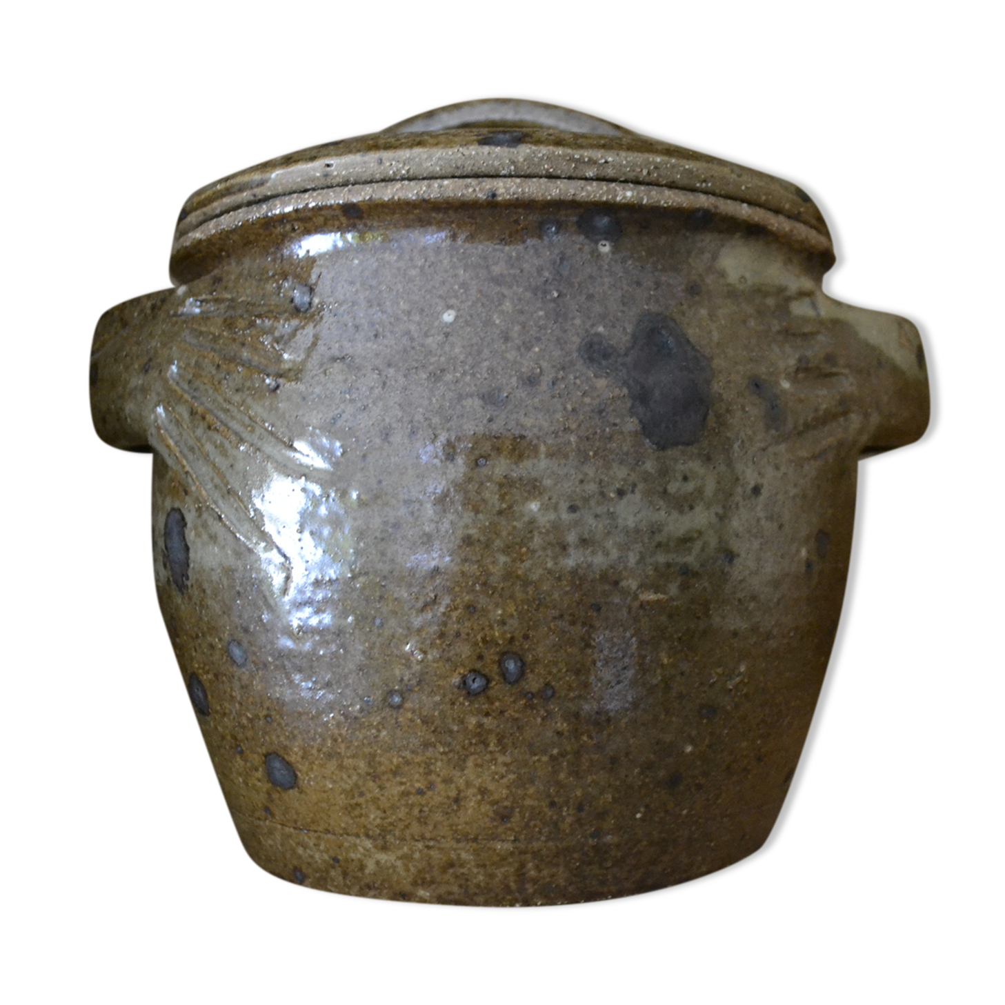 Sandstone pot with handles hands