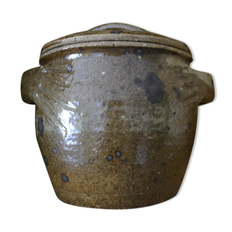 Sandstone pot with handles hands