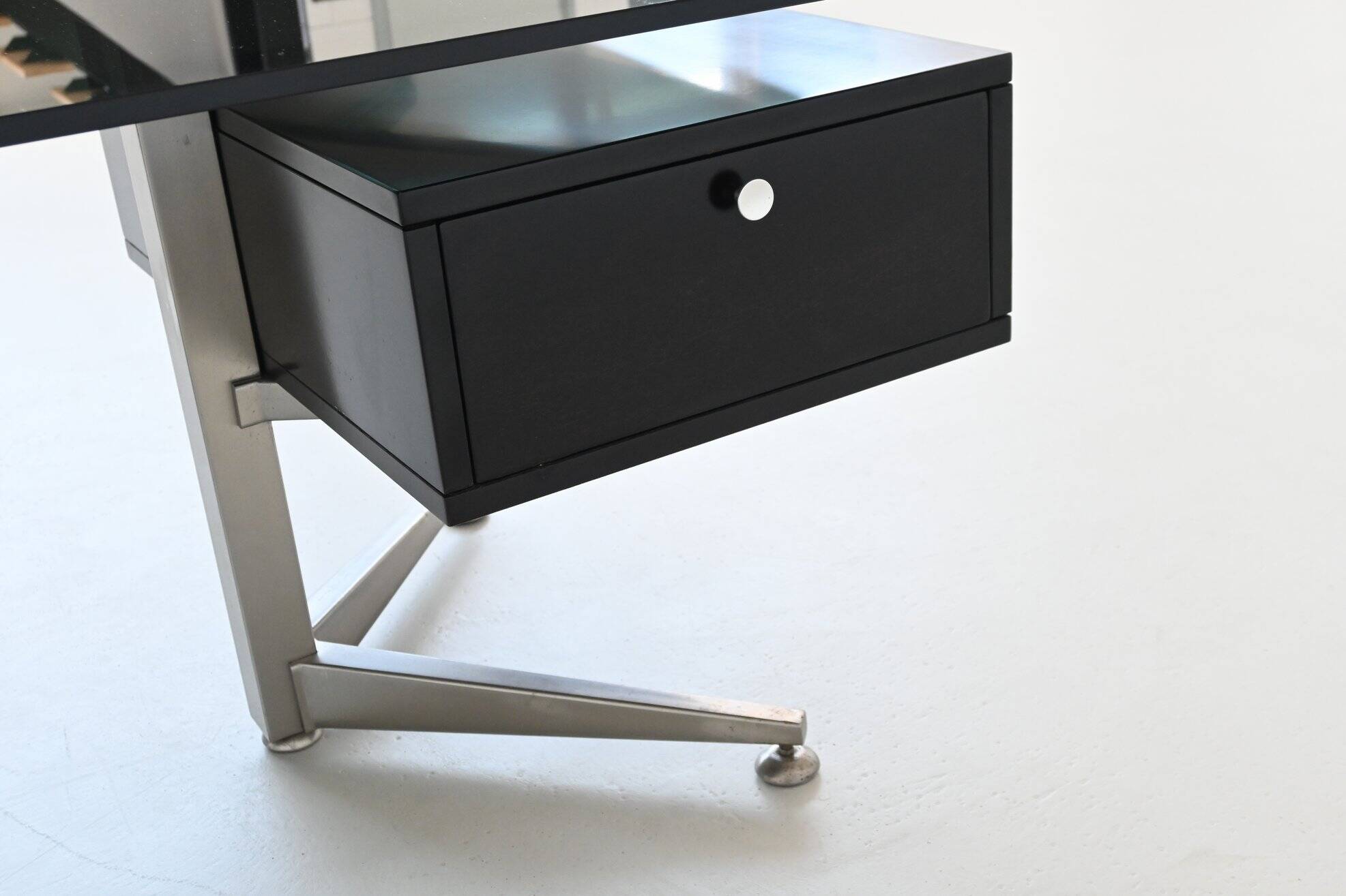 Bureau d'angle exécutif Abbondinterni en acajou et verre, Italie, 1970