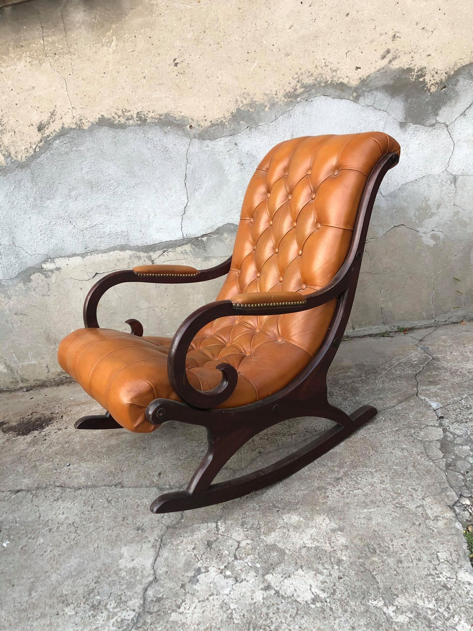 Rocking chair In studded orange leather Chesterfield