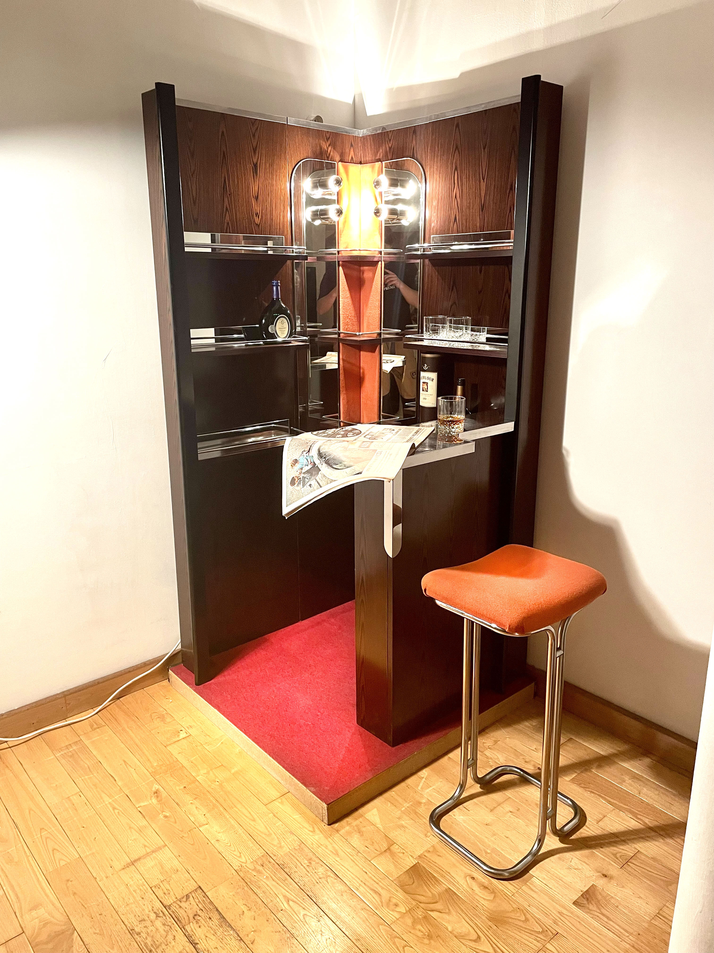 Bar art deco/cruise ship style staff