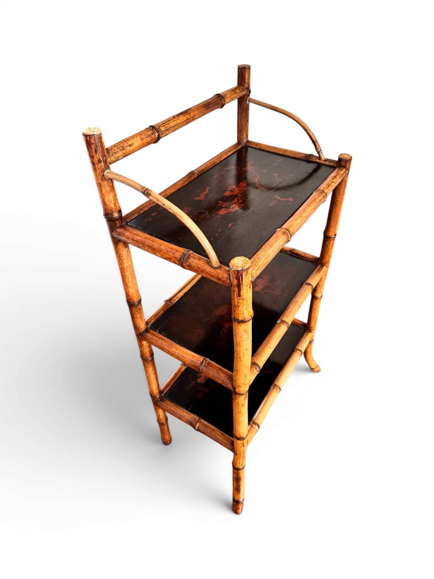Étagère sur pied en laque du Japon et bambou, époque 1900