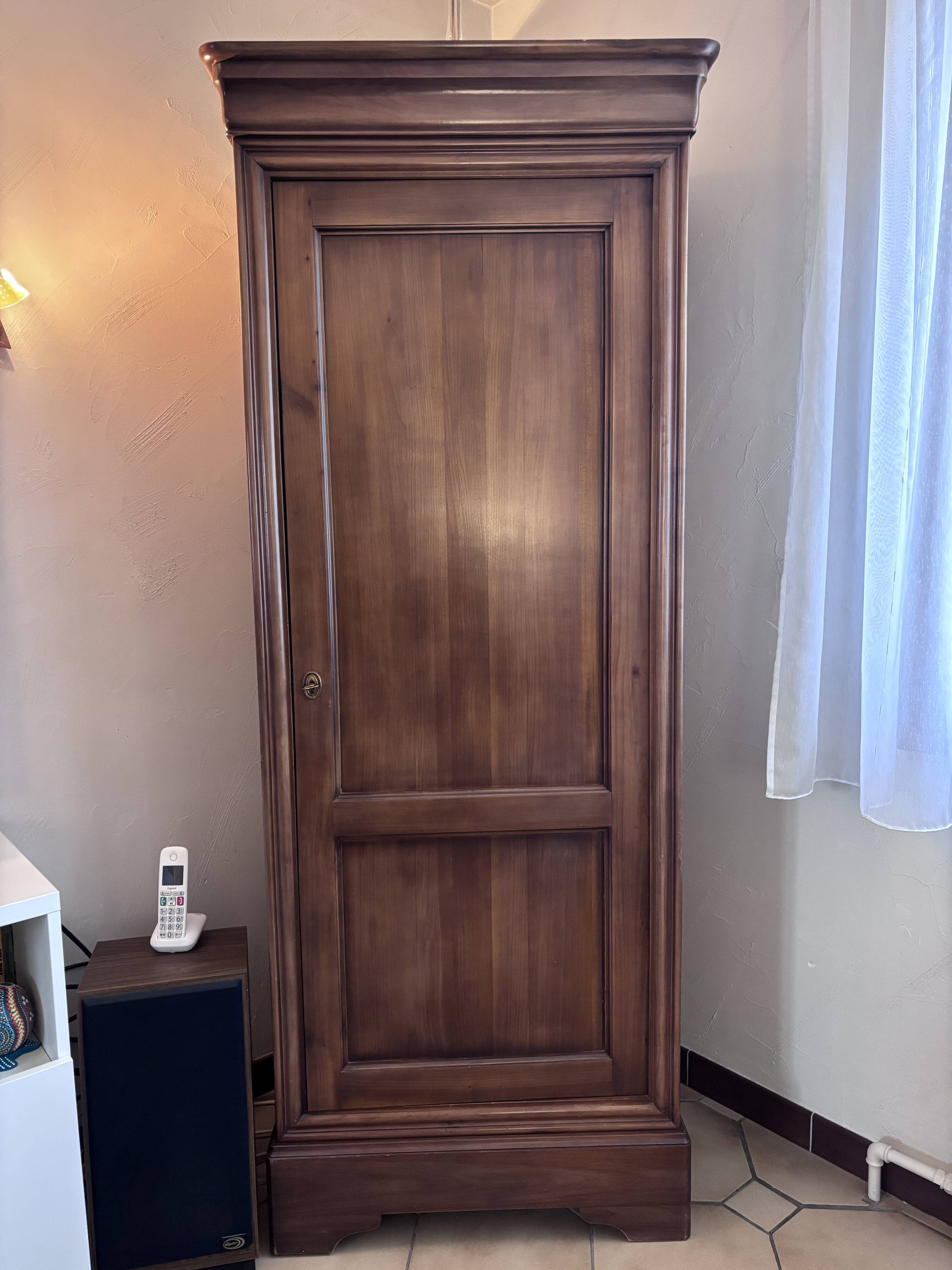 Cherry wood bonnetière in Louis Philippe style.