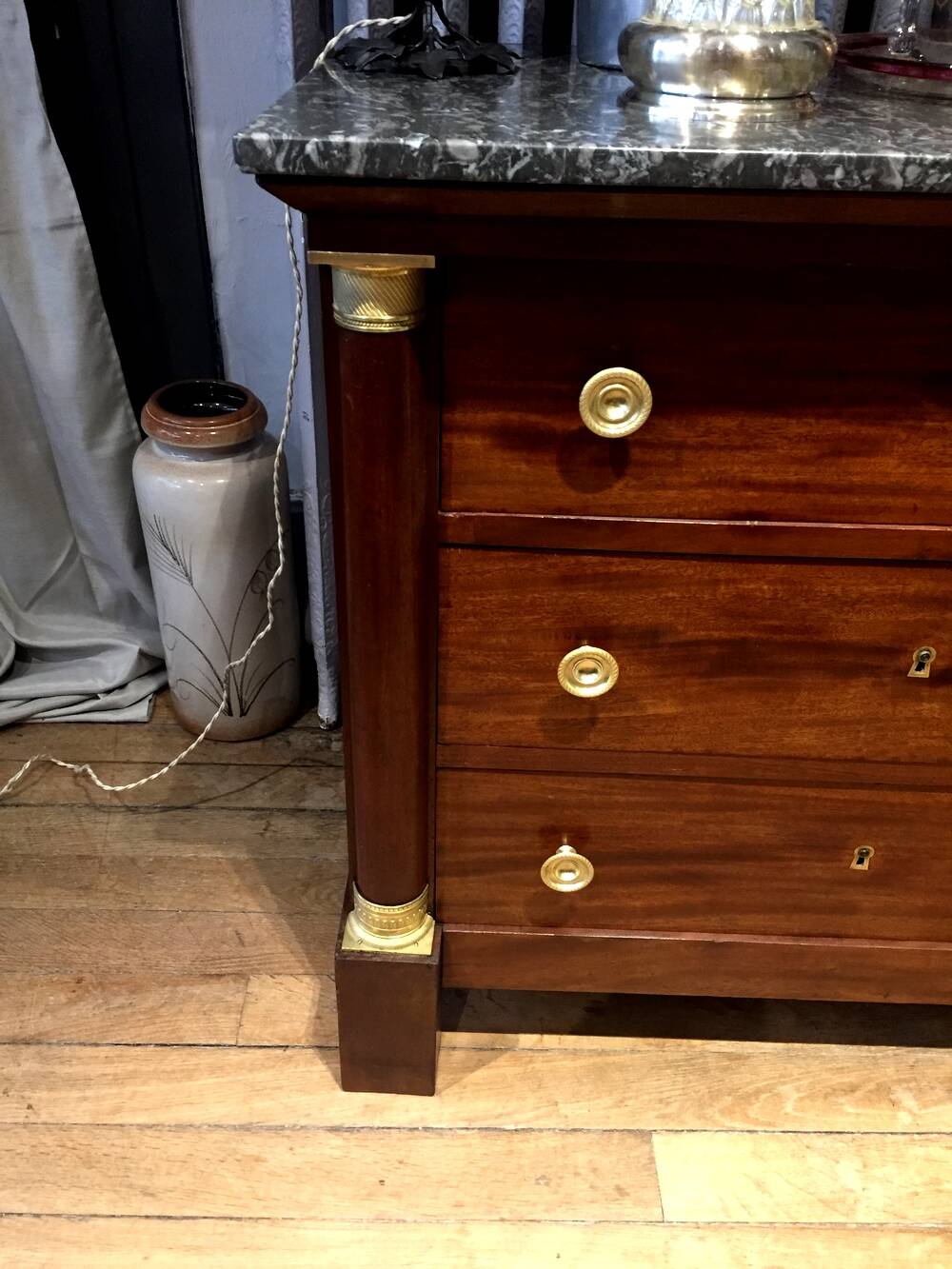 Empire chest of drawers with half columns in mahogany and gilded bronze