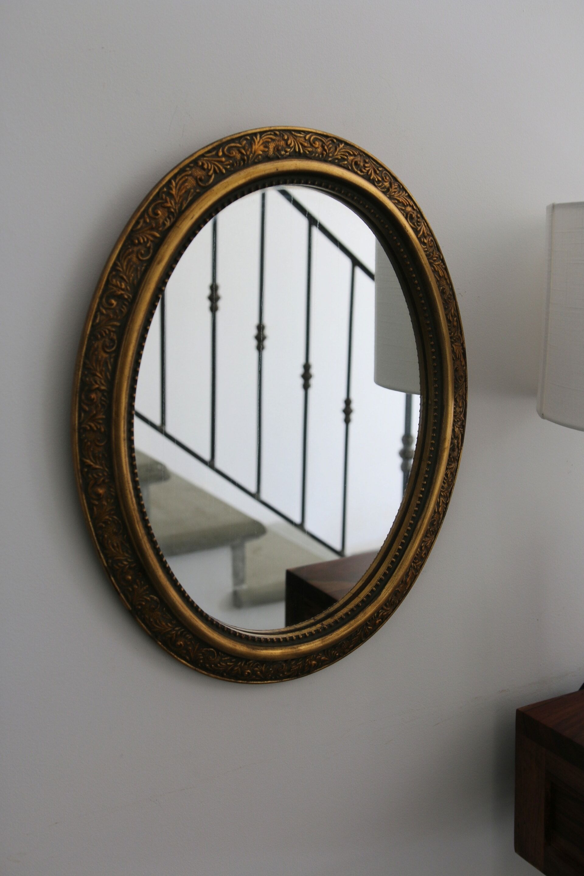 Oval gold mirror in Napoléon III style
