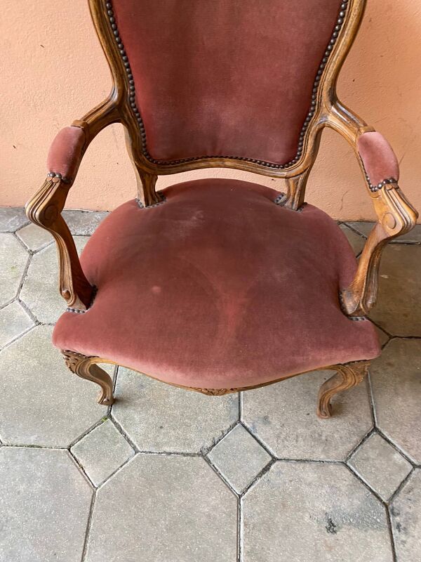 Paire de fauteuils bergeres style louis xv avec accoudoirs velours rose