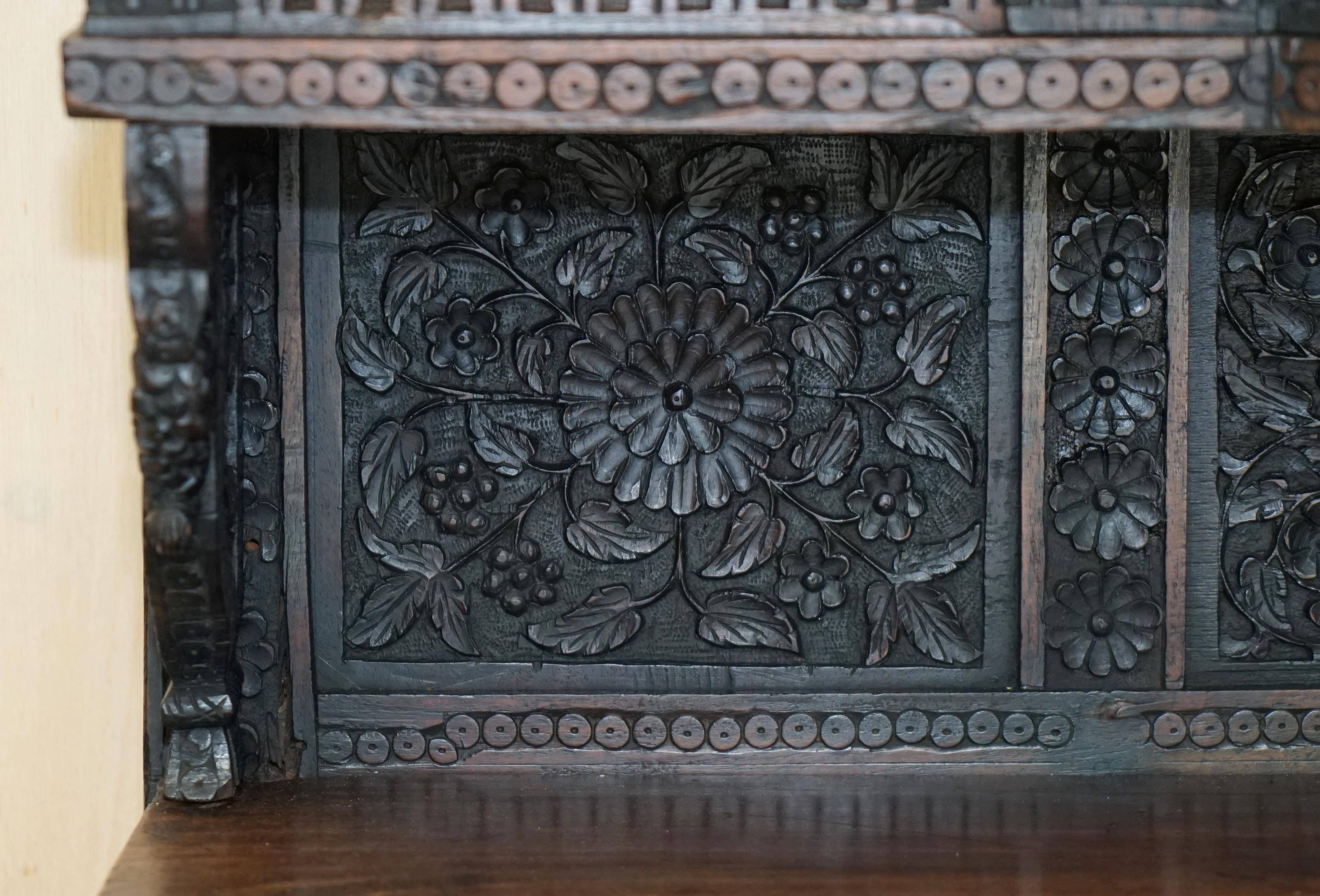 Buffet antique sculpté main style temple birman vers 1860