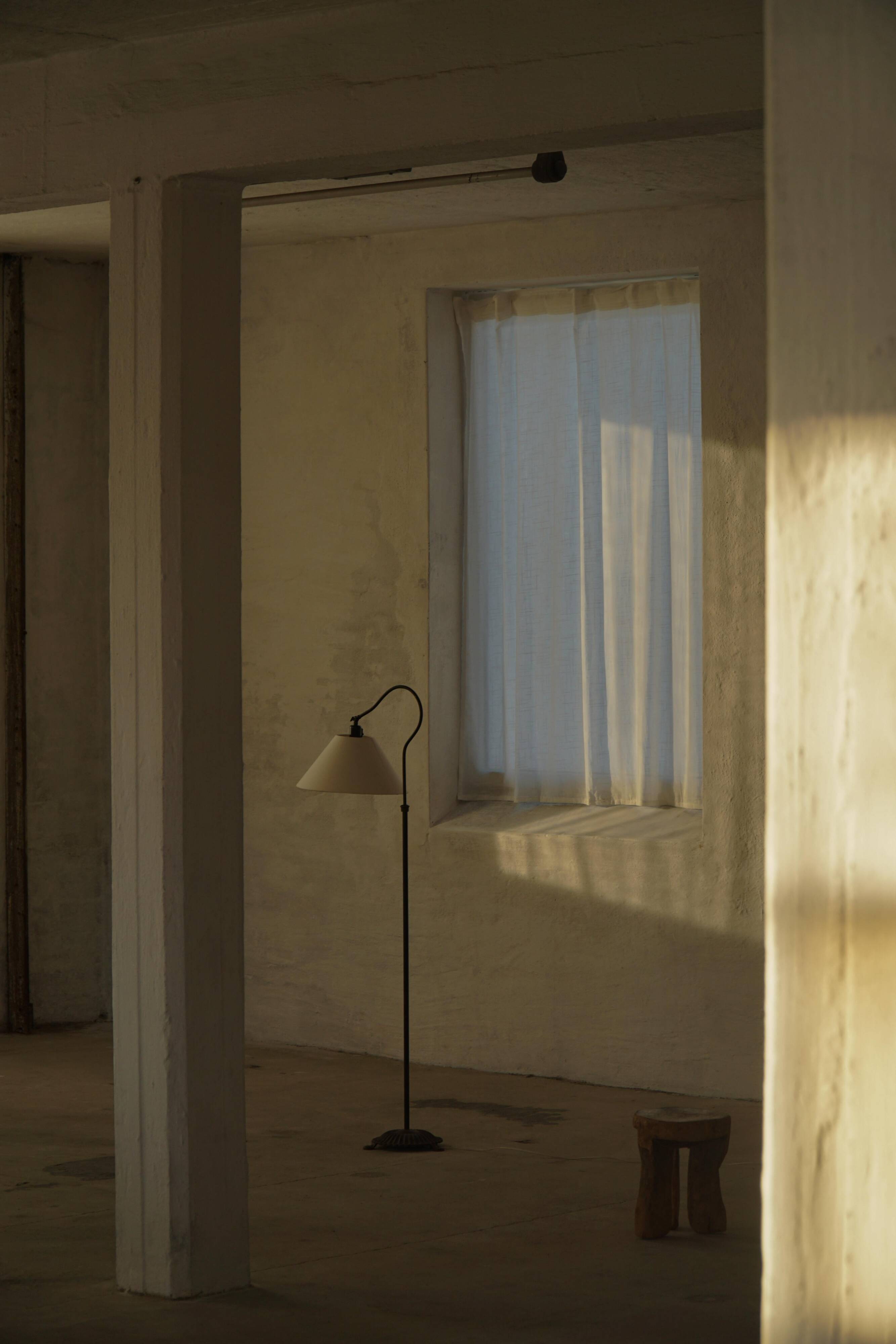 Danish wrought iron floor lamp from the mid-20th century with a curved arm, 1950s.
