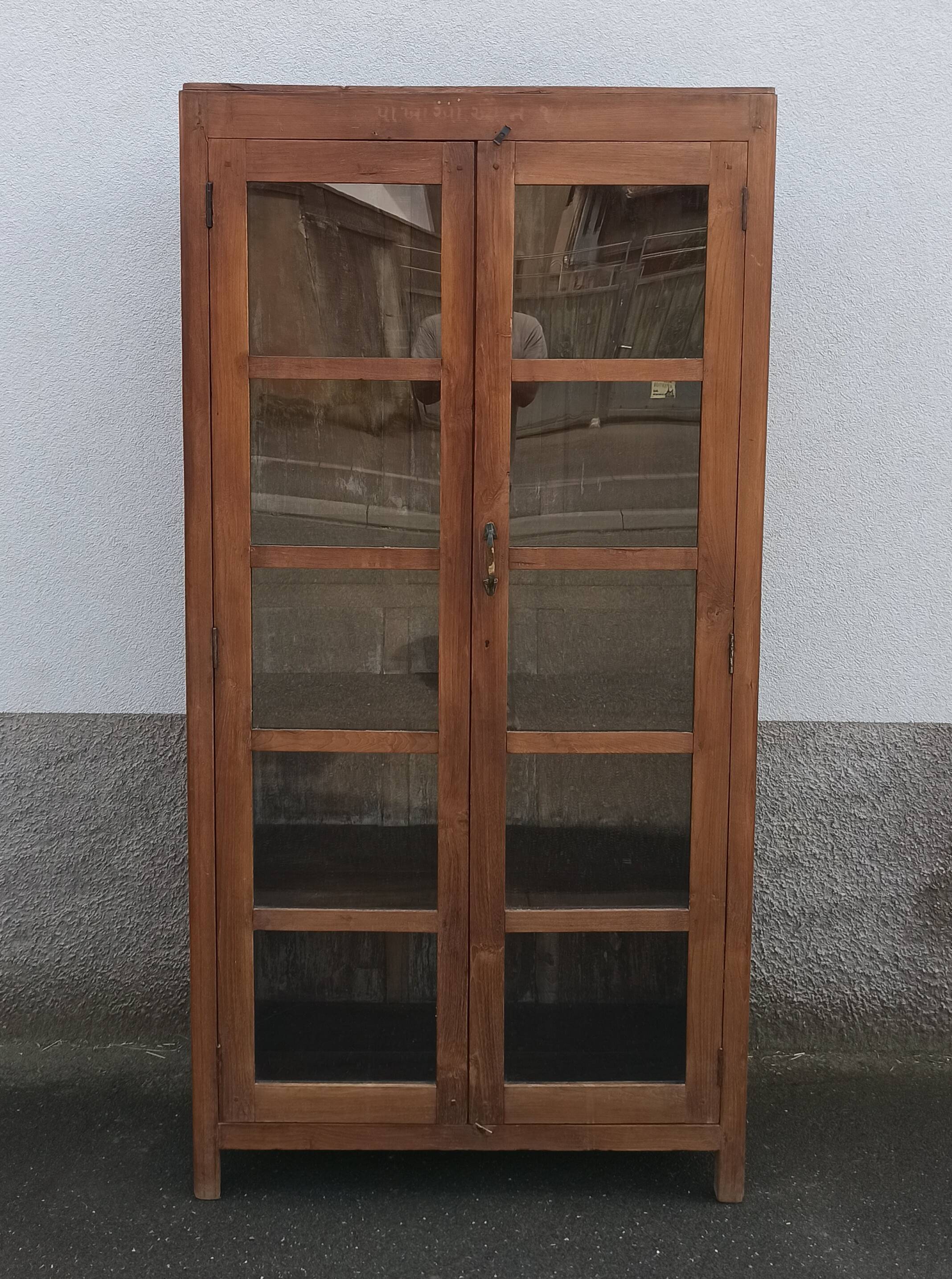 Armoire vitrée en bois
