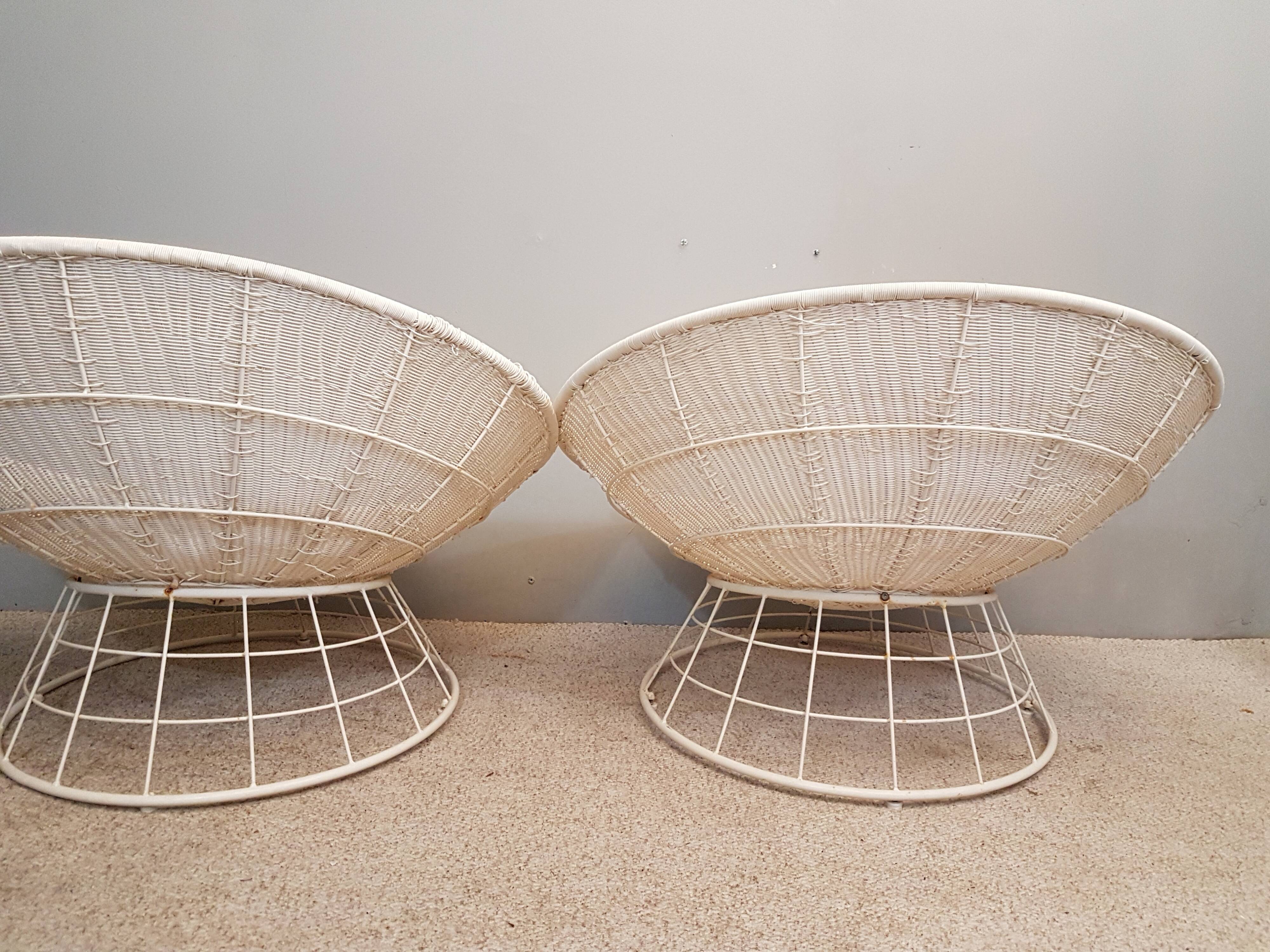 Paire de fauteuils corbeille scoubidou