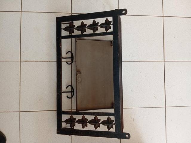 Wall-mounted coat rack mirror in wrought iron – Rustic / country style