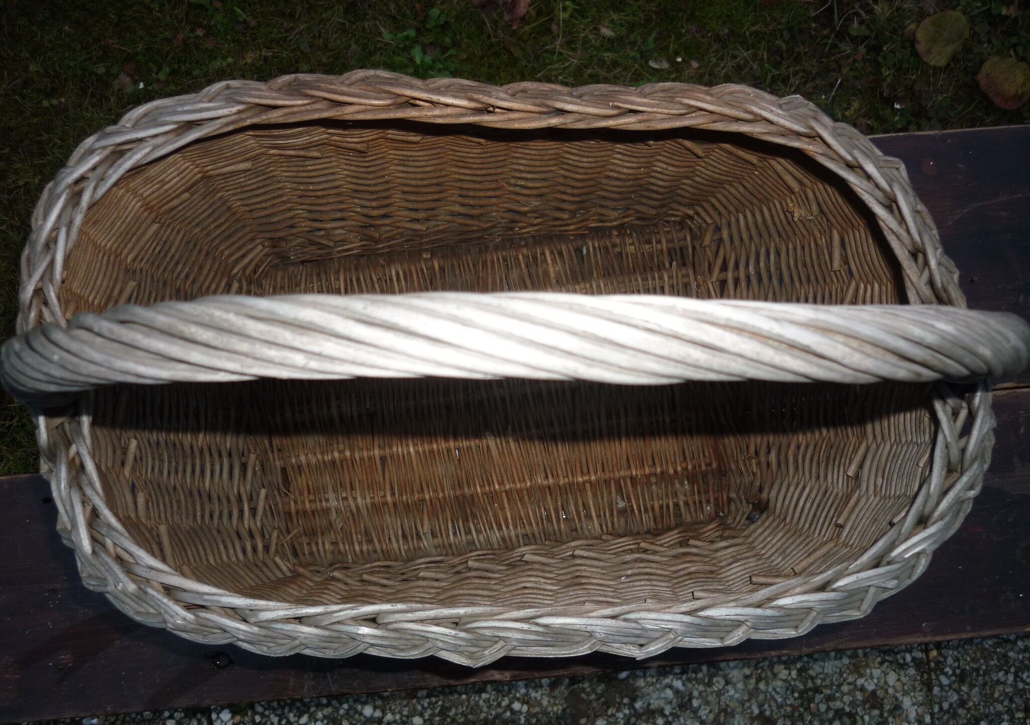 Wicker racing basket with old handle
