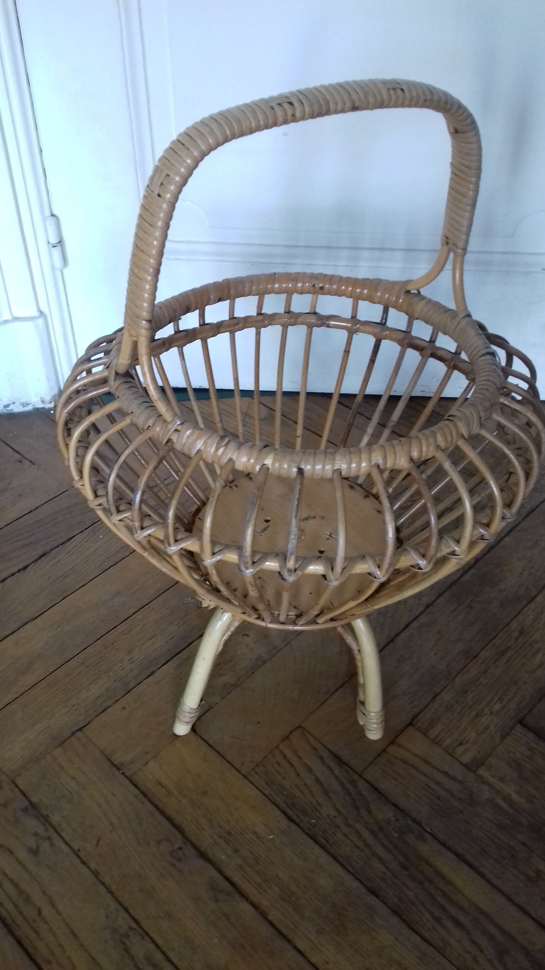 Basket rattan on foot