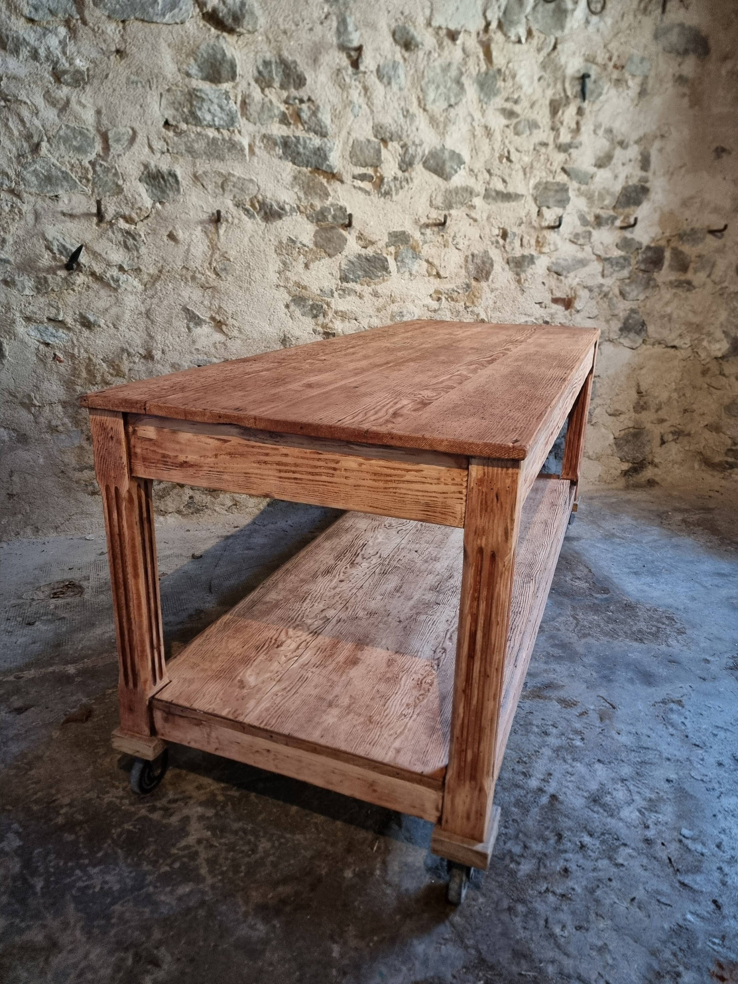 French antique work table in pitch pine – large workshop / draper's table, early 20th century