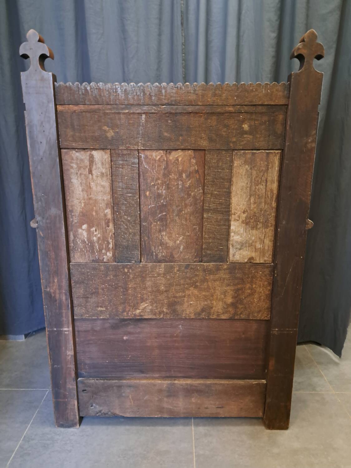 Fauteuil coffre néogothique en chêne