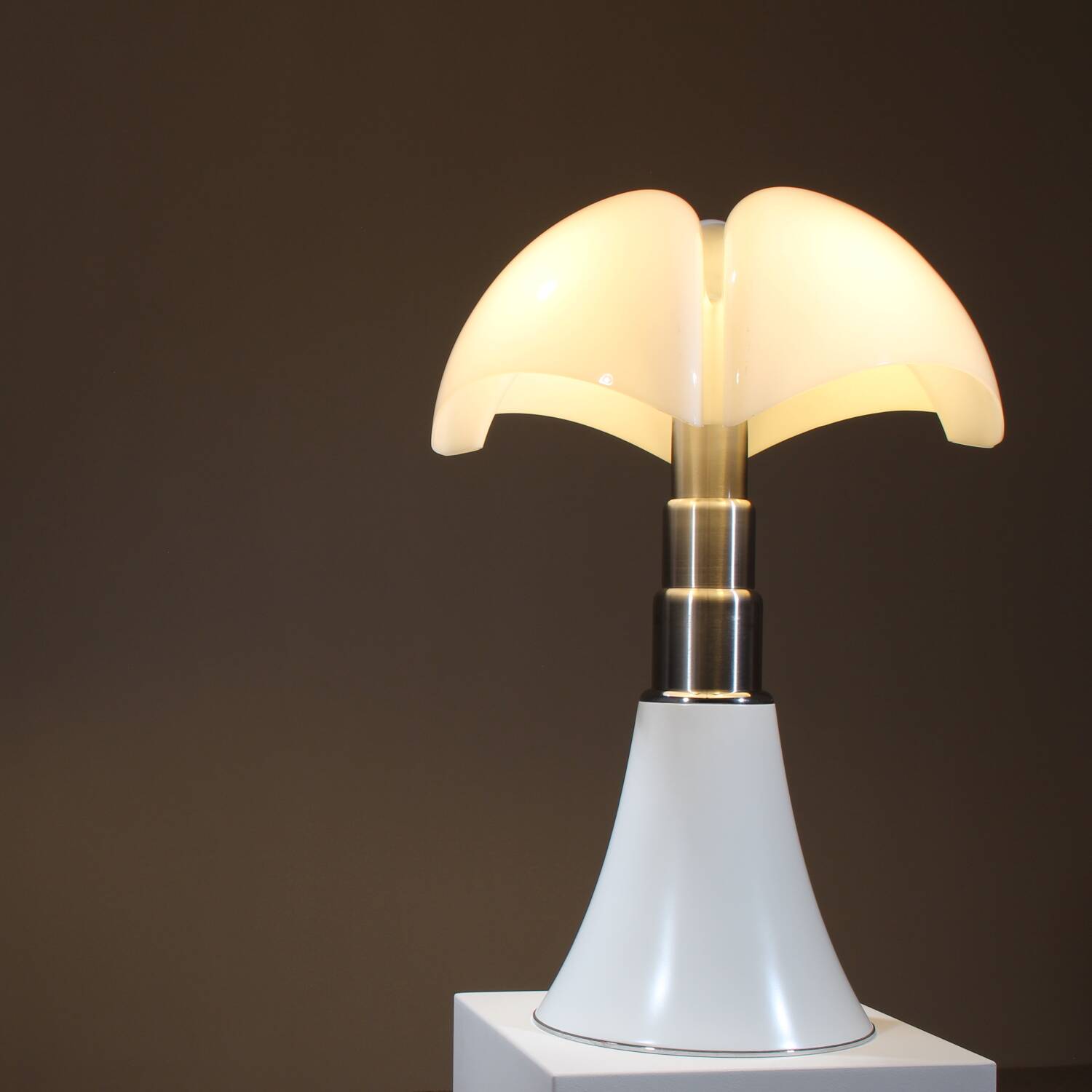 Lampe 'Pipistrello 620' par Gae Aulenti pour Martinelli Luce, Italie