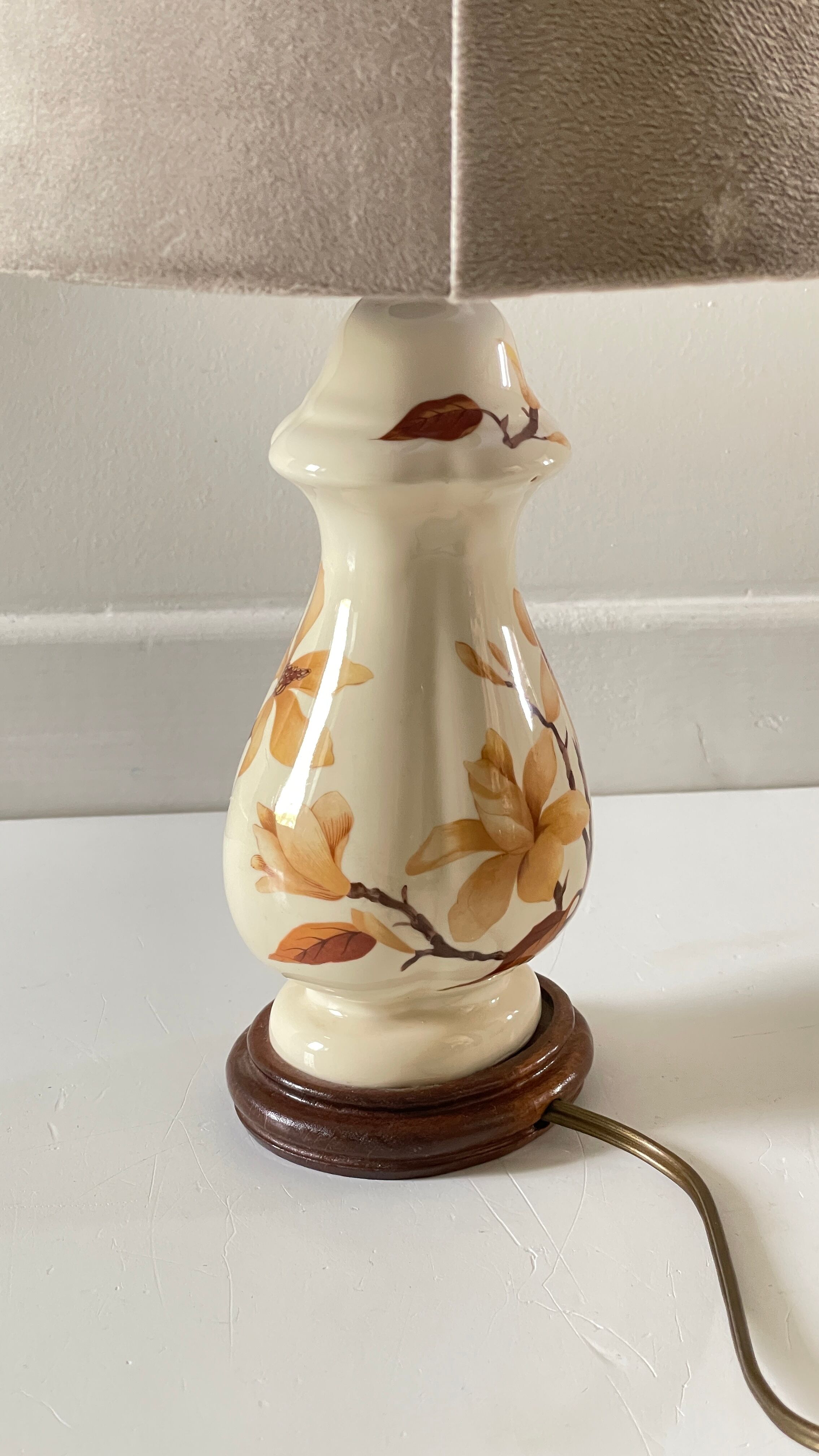 Lamp with vintage ceramic and velvet magnolias