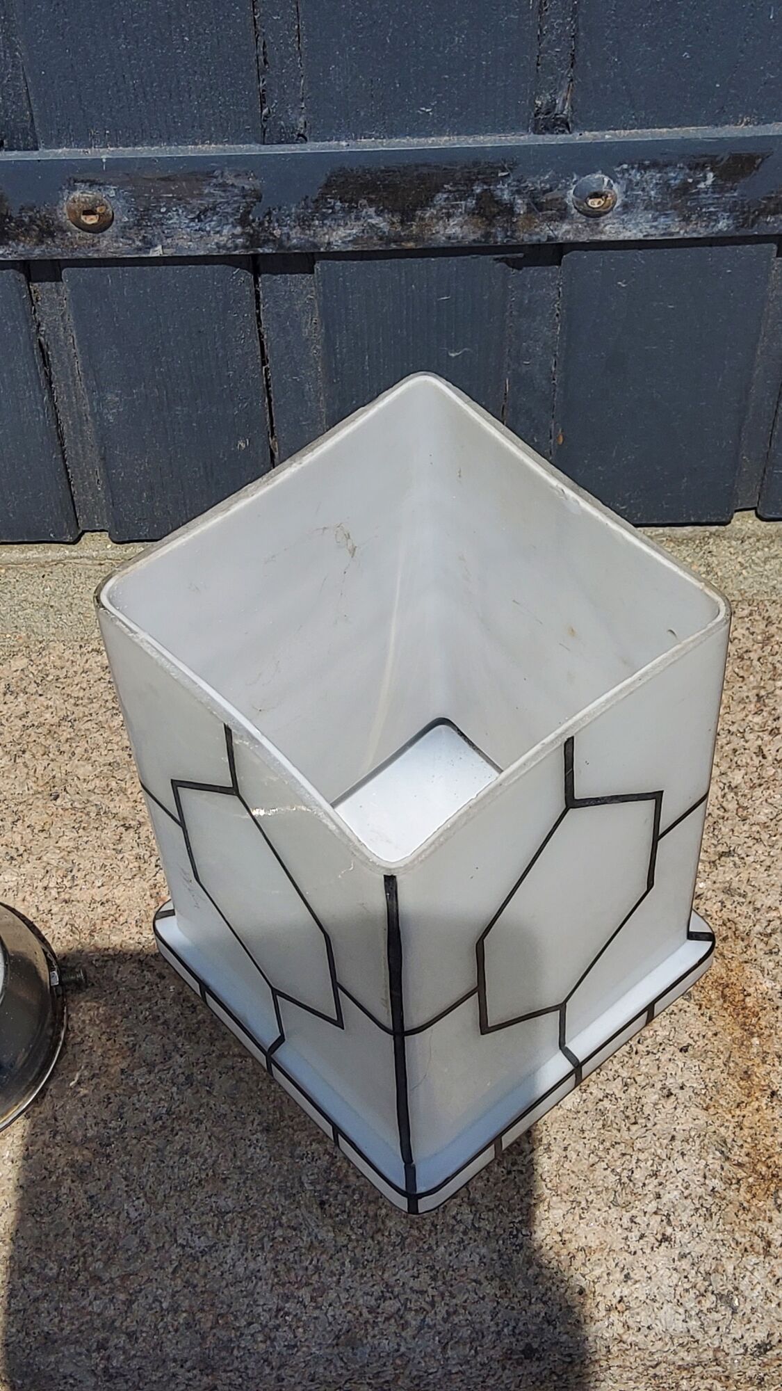 Art deco wall lamp in chromed metal and enamelled opaline glass