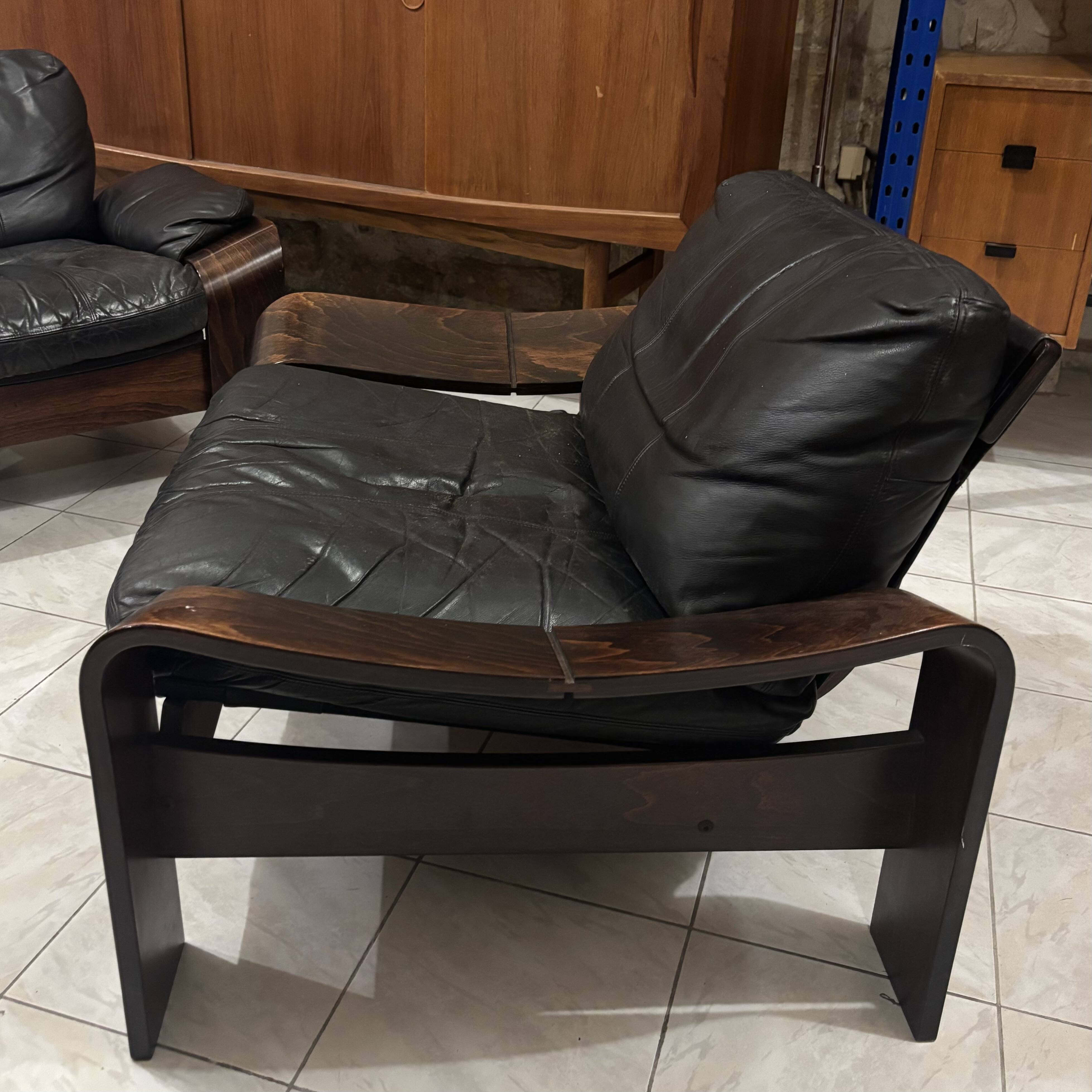 Pair of Scandinavian armchairs in leather and rosewood.