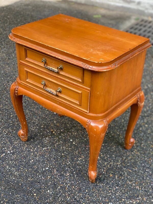 Table de chevet Louis XV en bois massif du XXème