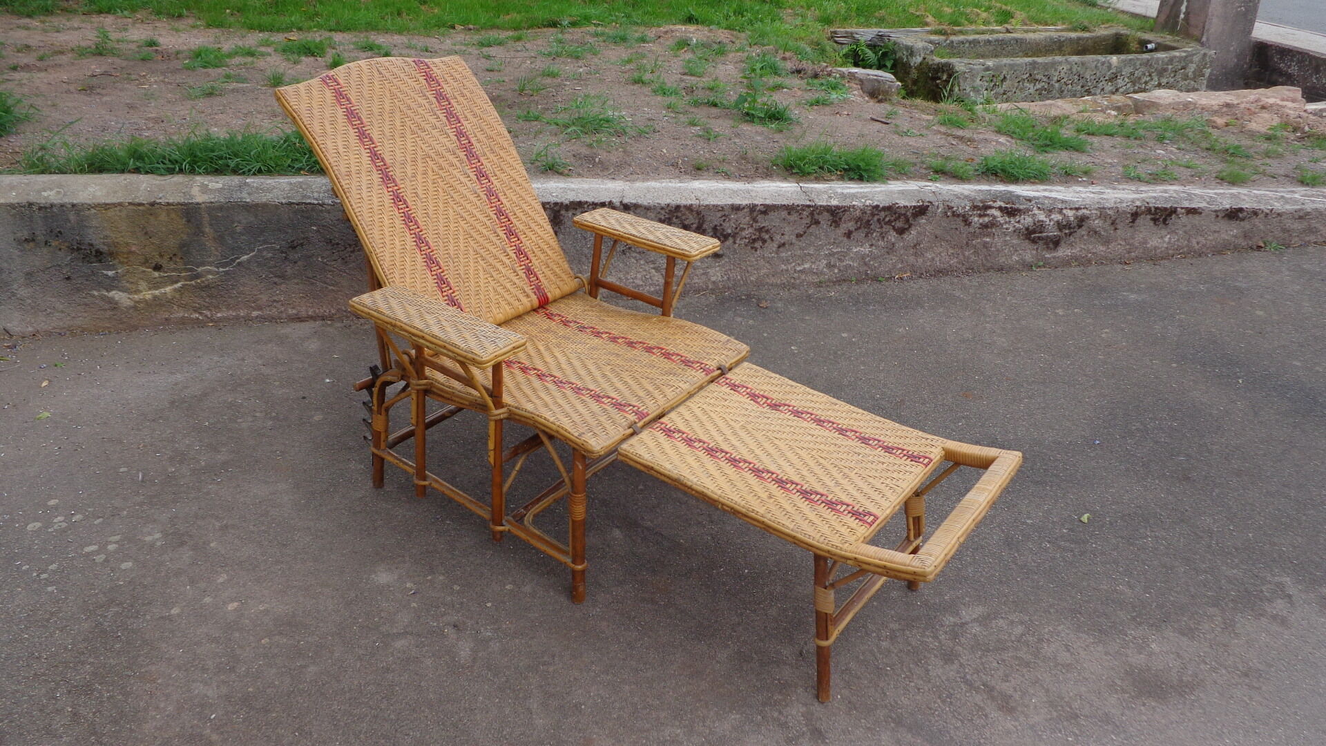 Wicker chaise longue