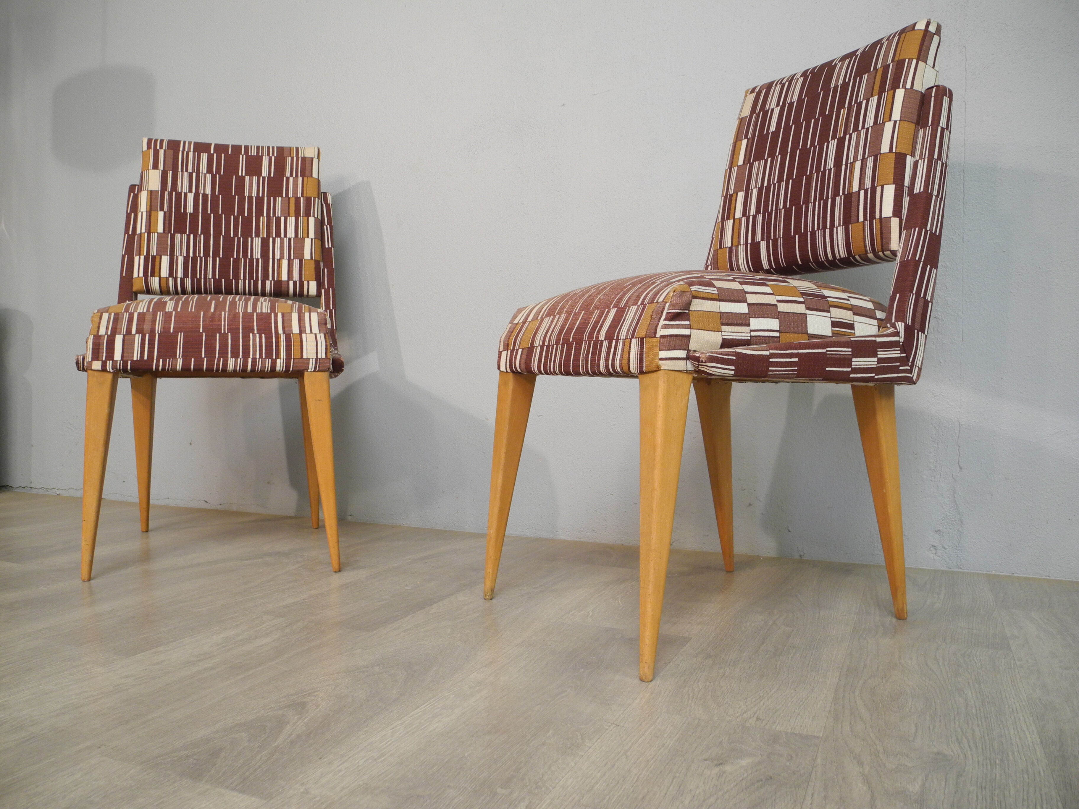 Lot of 2 vintage chairs