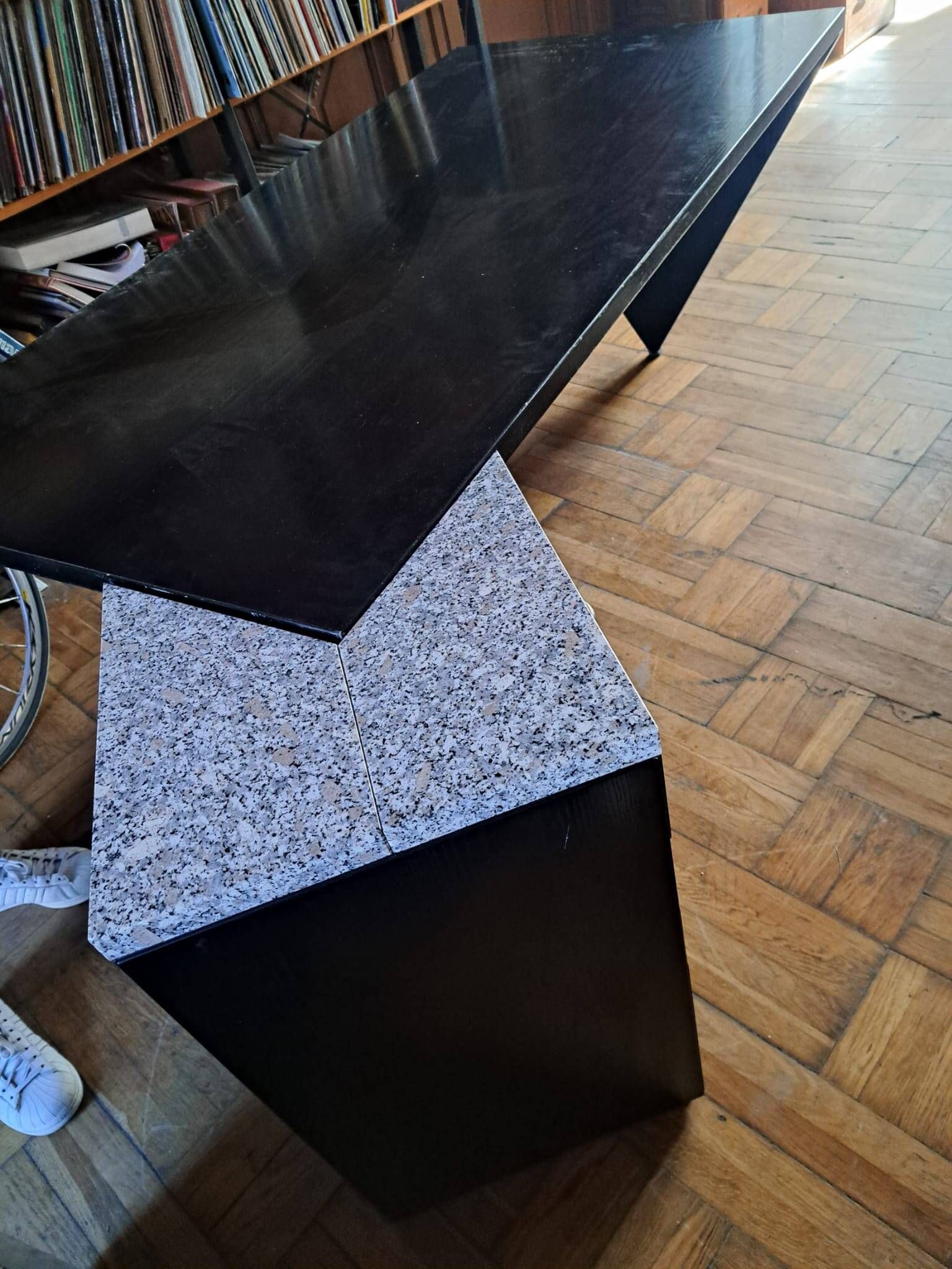 Grand bureau bois laqué et granite 1980