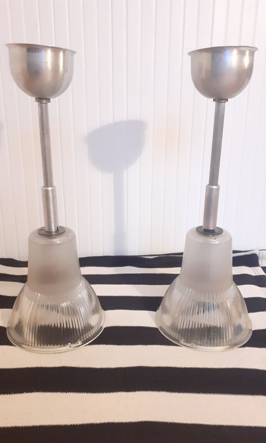 Paire de suspensions en verre Holophane 1950