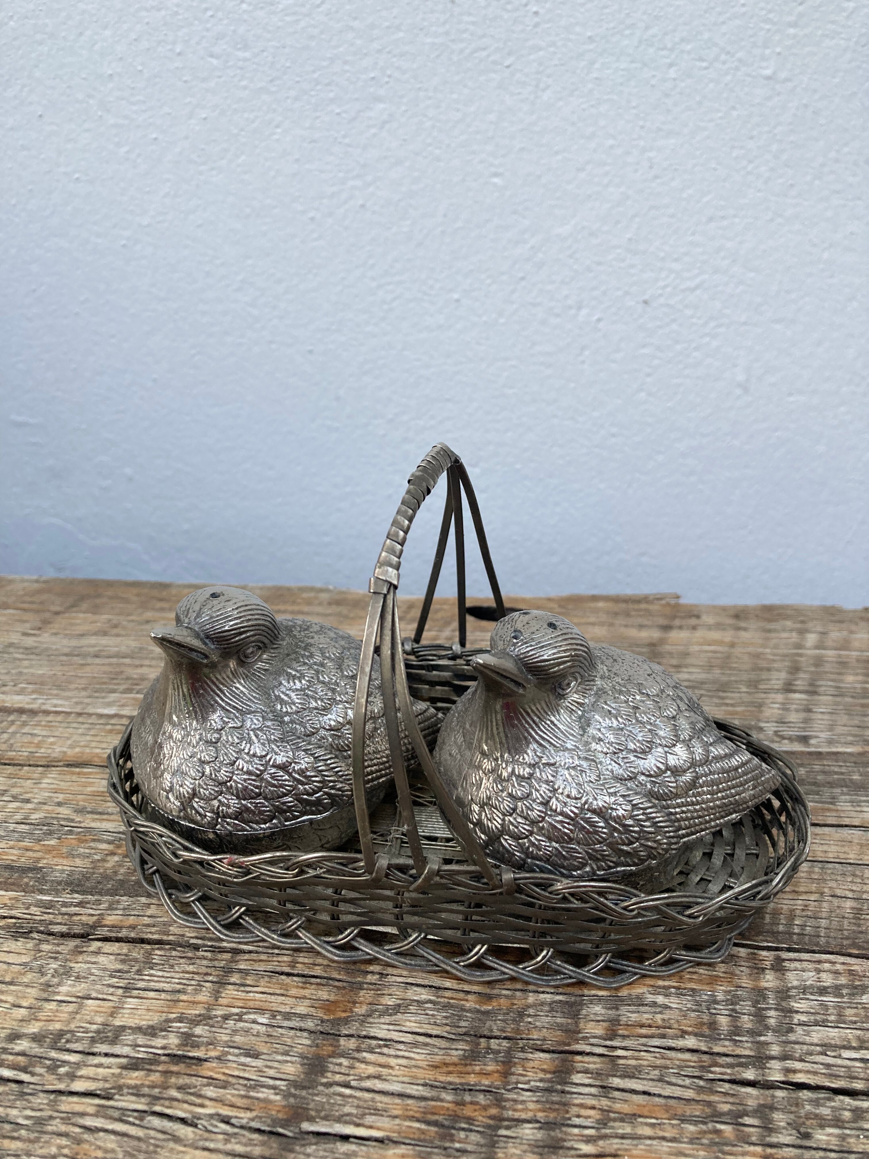 Duo of salt shaker and pepper in the shape of a bird in silver metal and its basket