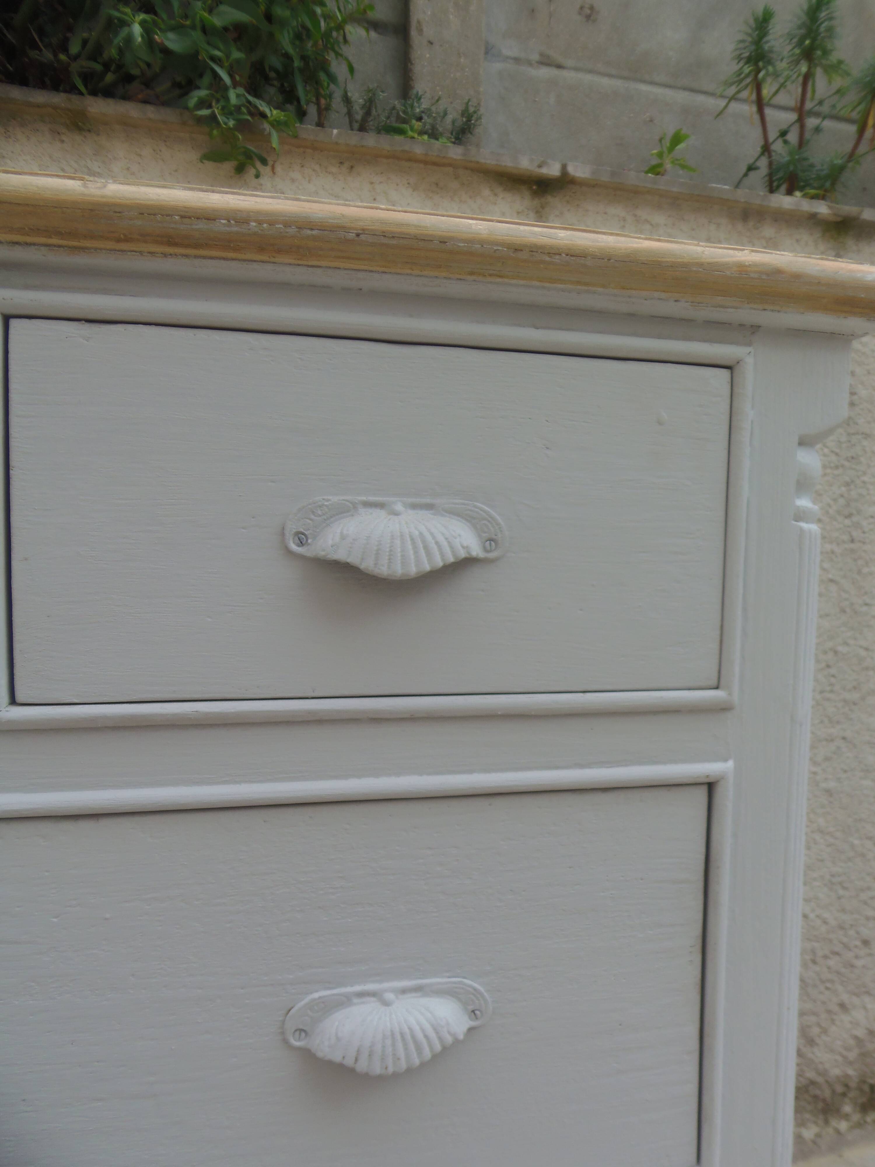Beautifully crafted English chest of drawers, finished in pearl grey, with a wooden top.