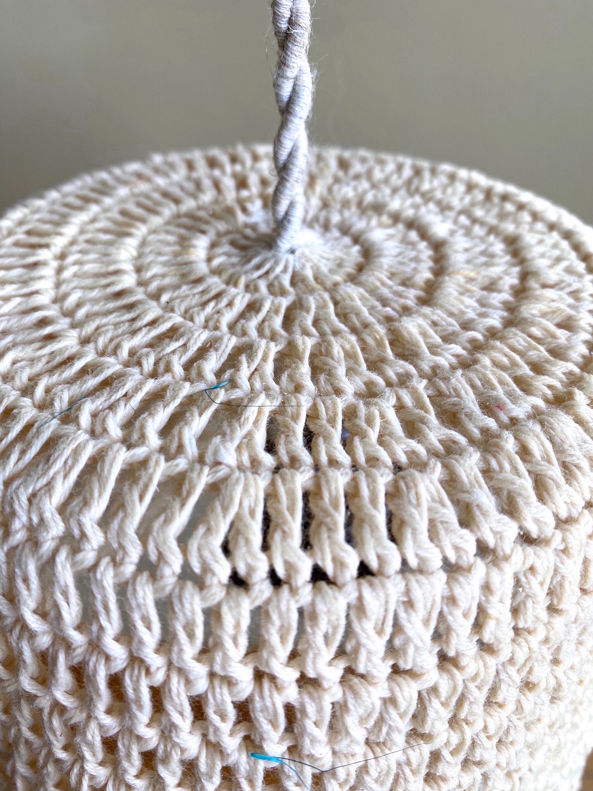 Beige crochet suspension