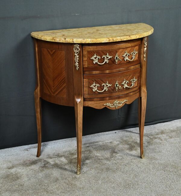 Petite commode sauteuse demi-lune en marqueterie, style transition Louis XV Louis XVI – début XXe