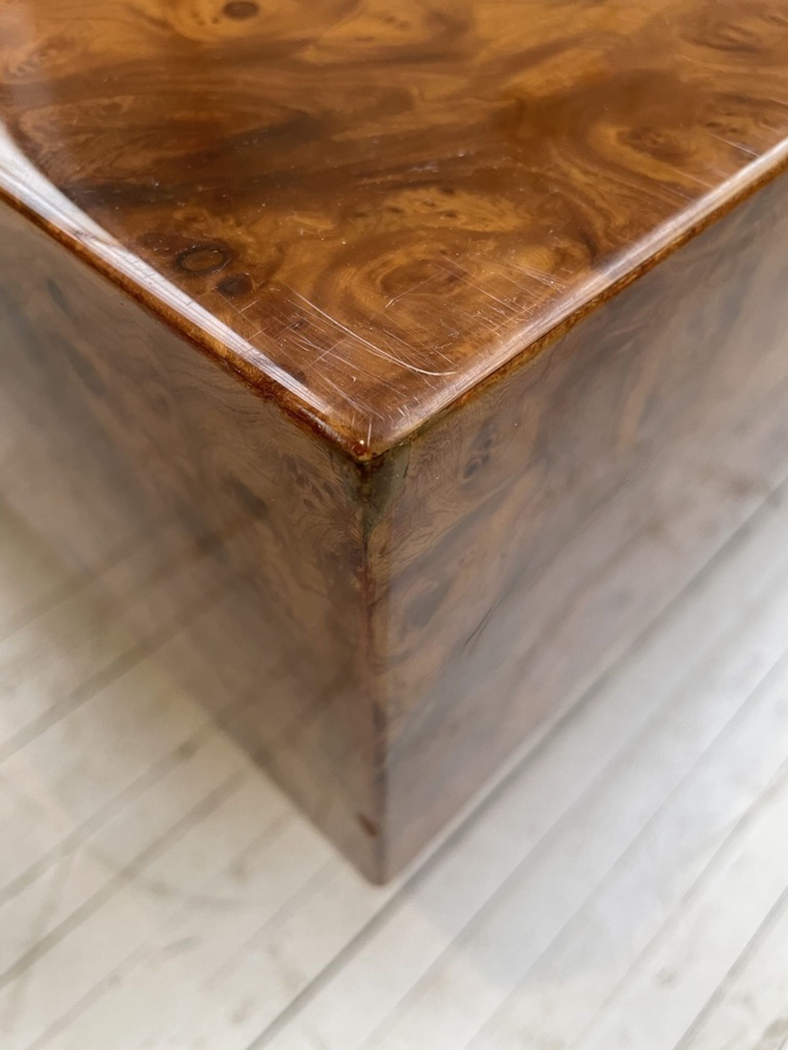 Table basse italienne laque loupe d’orme