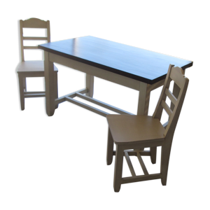 Table de salon et 2 chaises