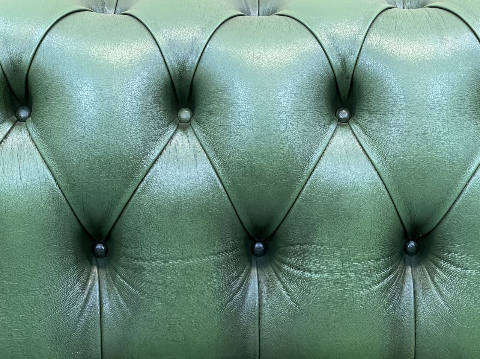 Chesterfield sofa in green leather 3 places from the 80s