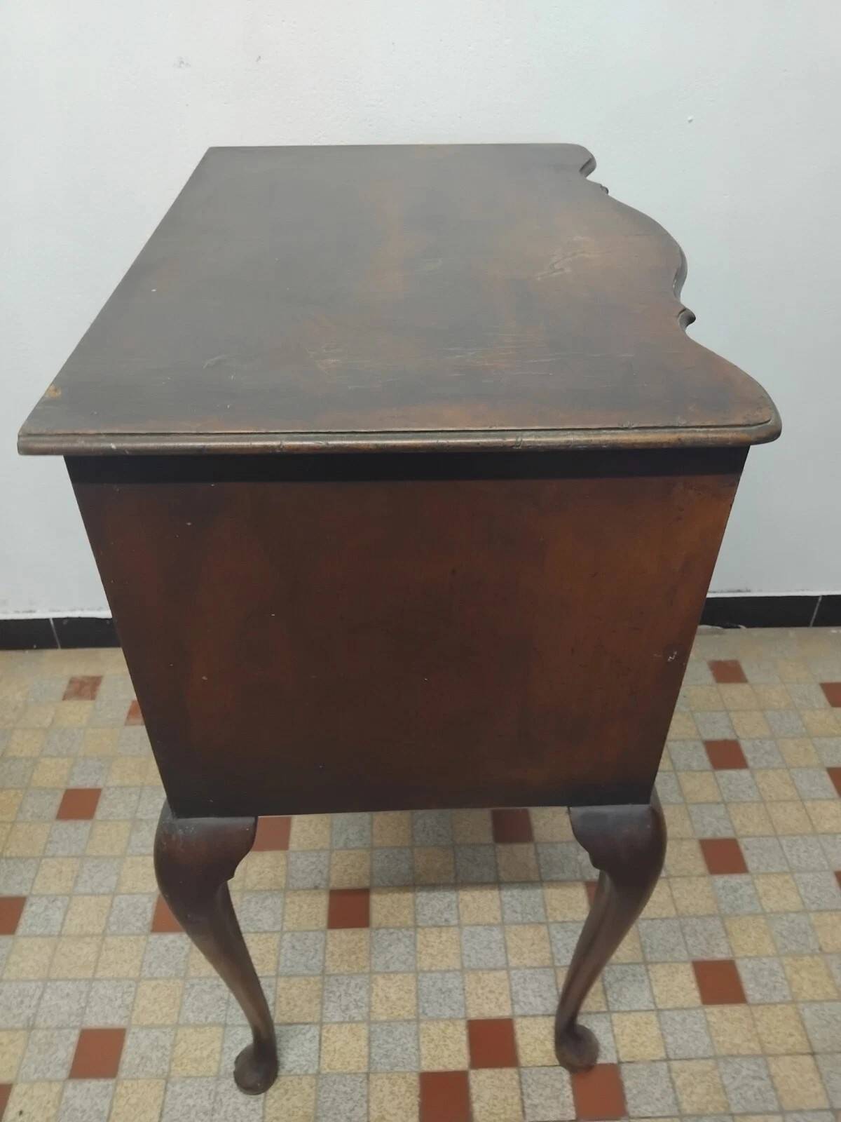 Commode galbée ancienne