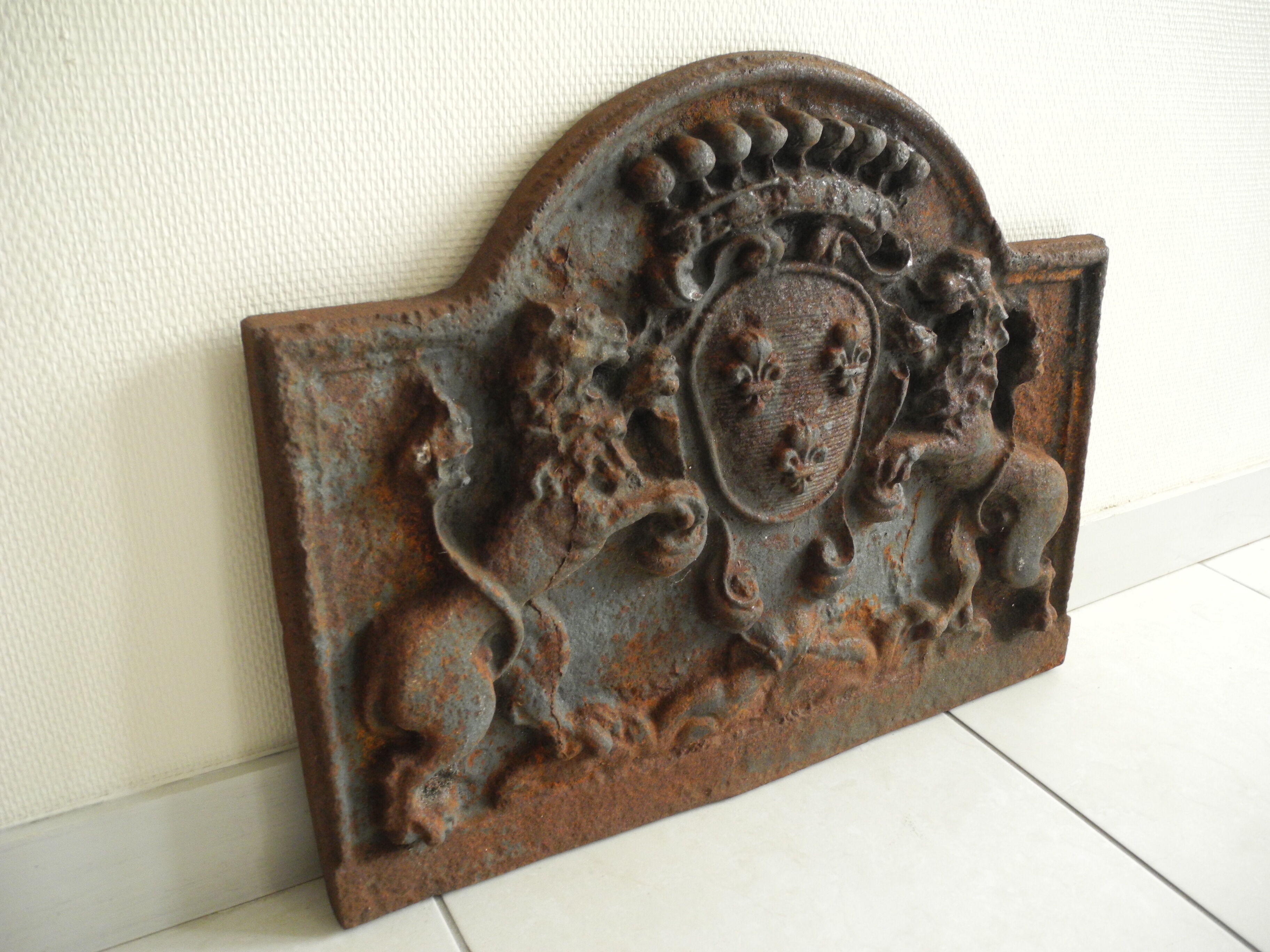 plate fireplace cast nineteenth old cast iron fireback 19th coat of arms lions lily