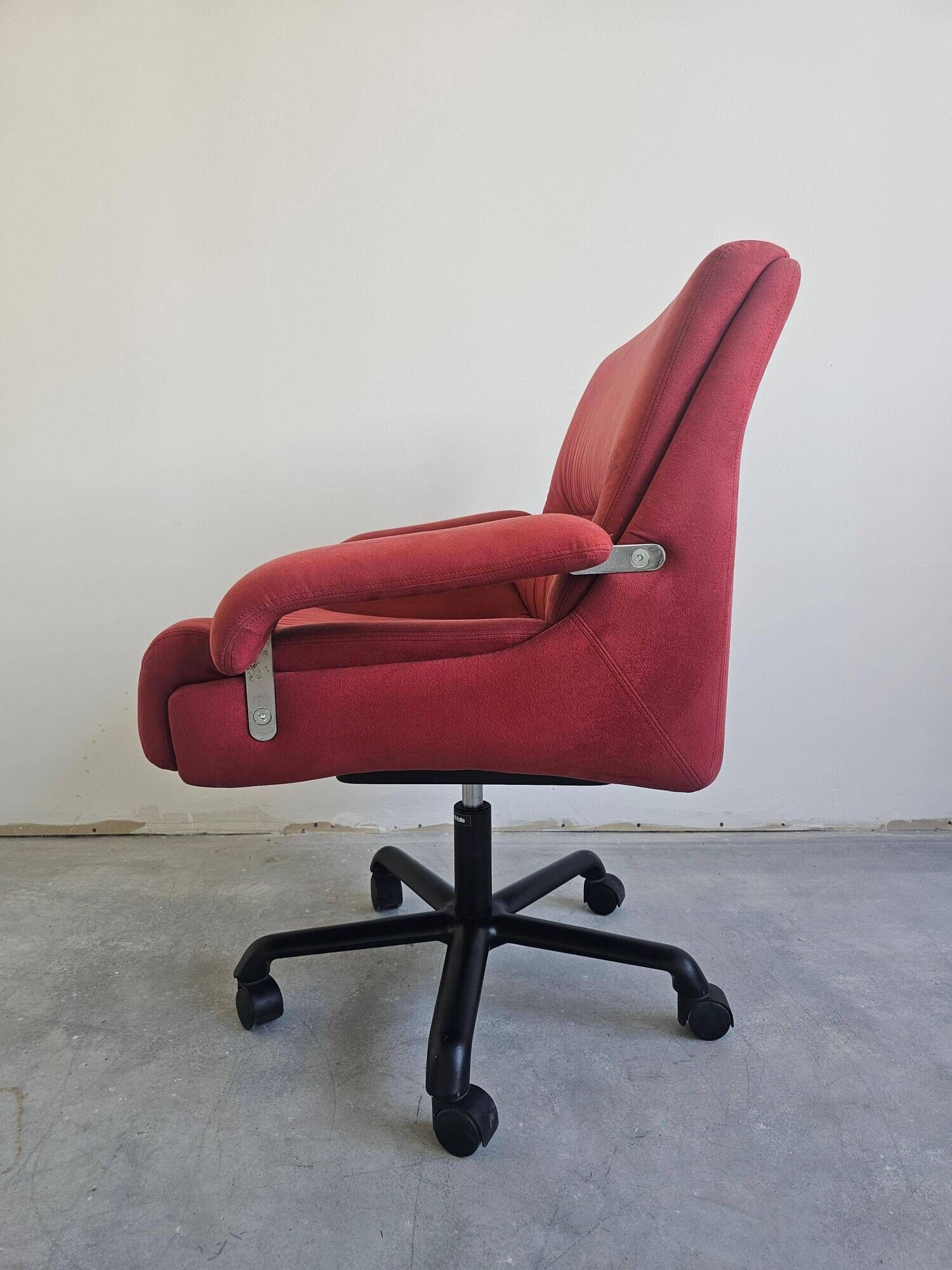 Pair of swivel armchairs model P85 by Giovanni Offredi for Saporiti