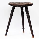 Tabouret de traite russe en bois noirci sculpté, fin du XIXe siècle