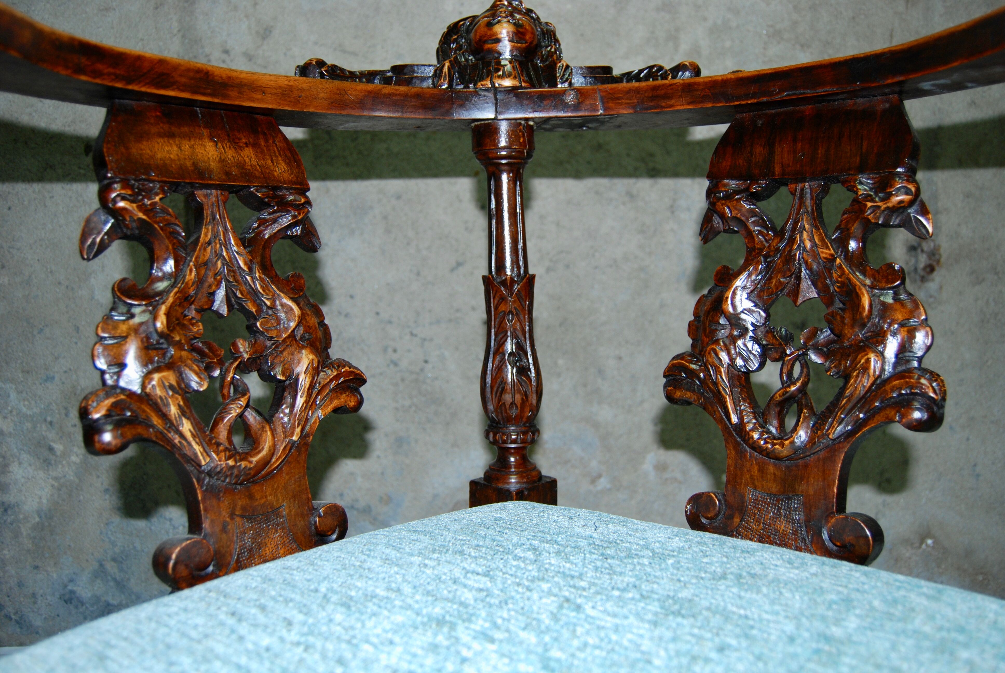 Fauteuil d'angle néo-renaissance en noyer sculpté