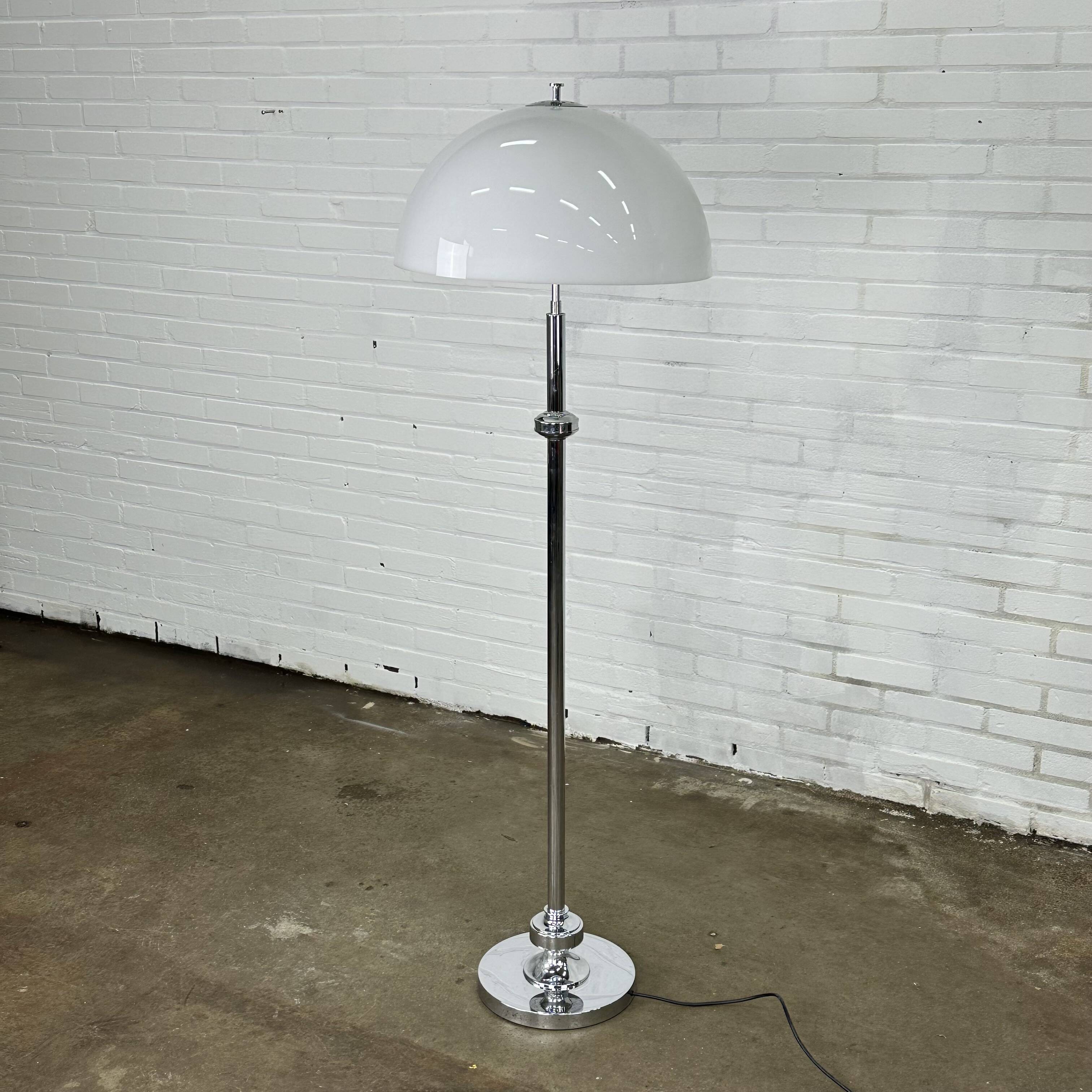 Lampadaire vintage avec abat-jour champignon blanc