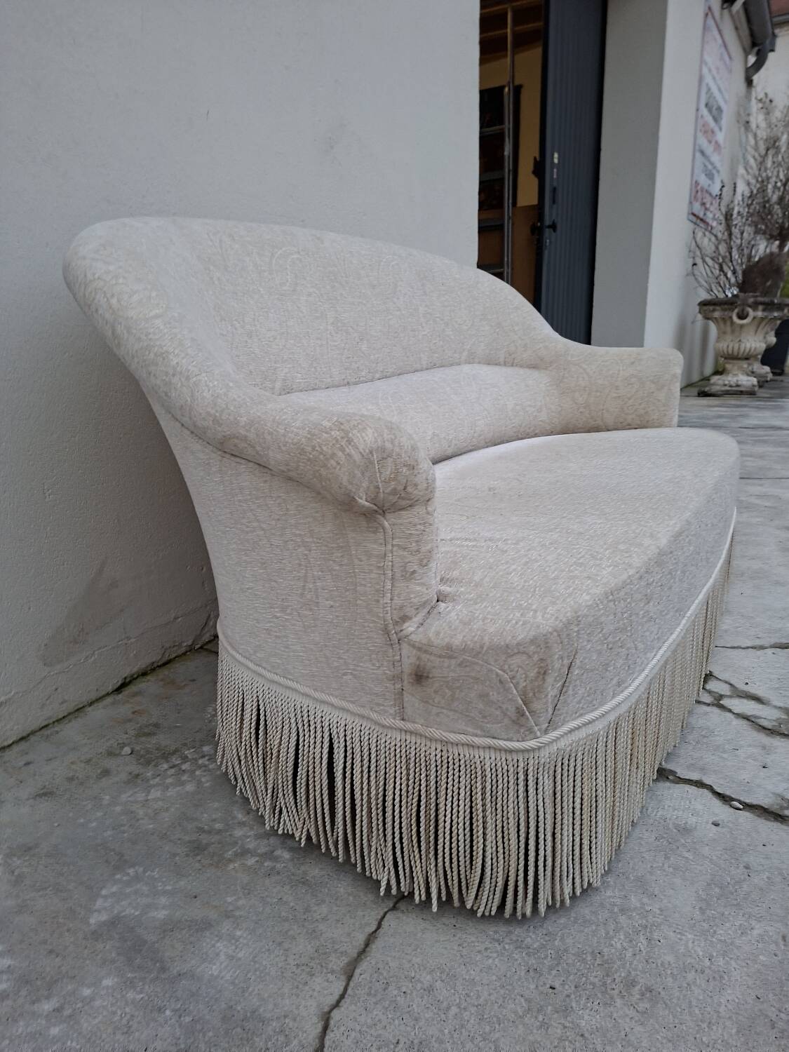 "Crapaud" bench in the richly decorated Napoleon III style.